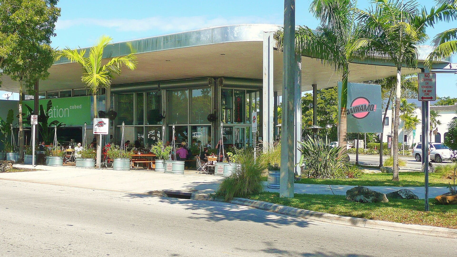 Edificio modernista con pareti di vetro, tetto a sbalzo e posti a sedere all'aperto, situato su Biscayne Boulevard nel MiMo Historic District.