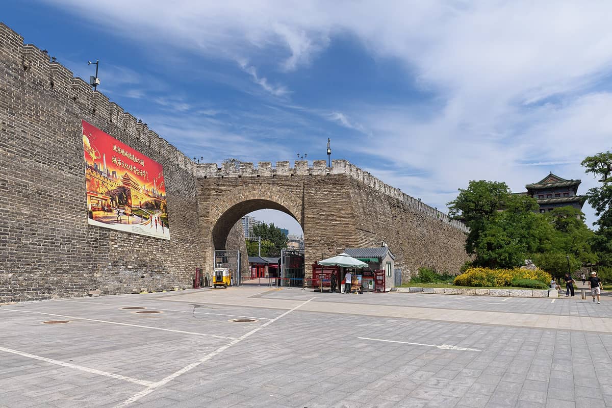 Blick auf den Ming-Stadtmauer-Reliktpark in Peking mit einem erhaltenen Abschnitt der originalen Ming-Stadtmauer, einem Bogentor und dem Südost-Eckturm.
