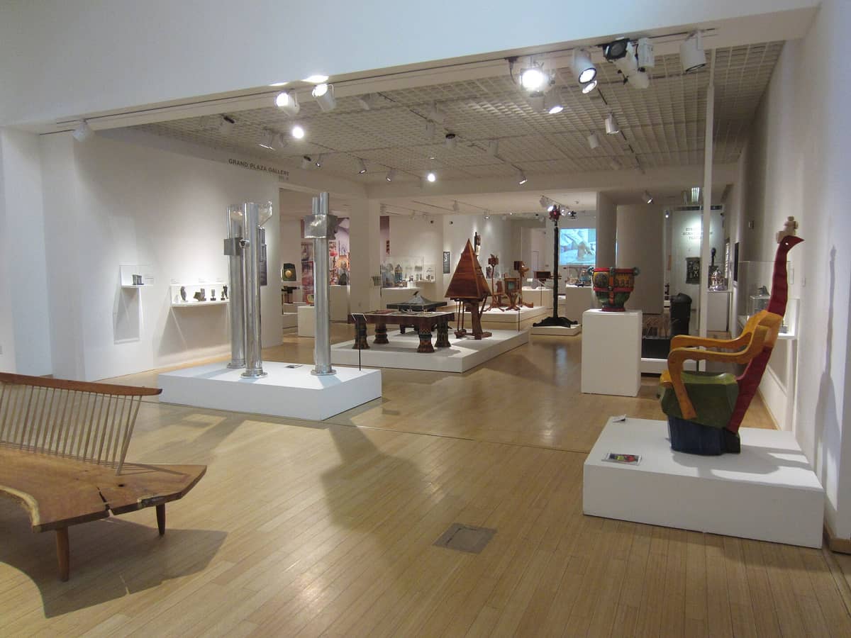 Ausstellungsgalerie im Mingei International Museum mit Volkskunst-Möbeln, Keramik und Designobjekten aus aller Welt, angeordnet in einem hellen, modernen Raum.