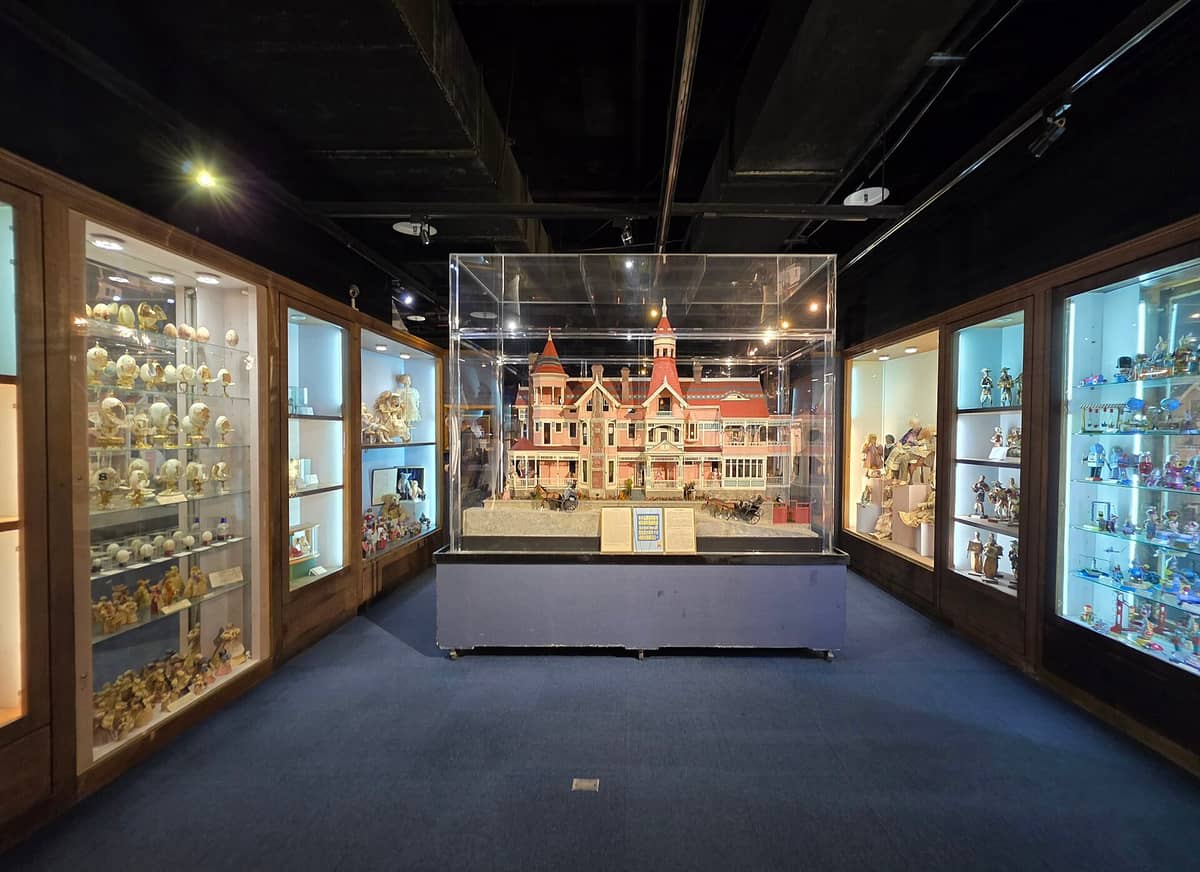 Vitrine mit einem detailreichen viktorianischen Herrenhaus-Modell und weiteren Miniaturen im Miniatures Museum of Taiwan.