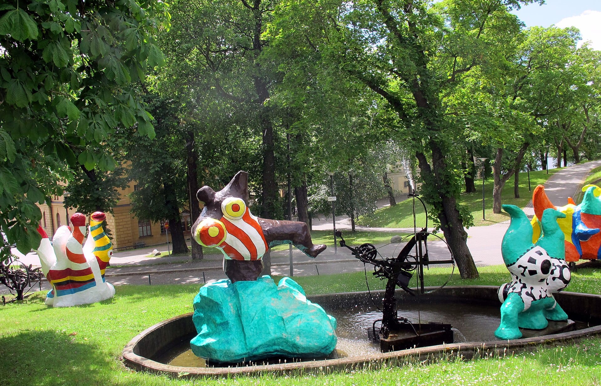 รูปปั้นกลางแจ้งสีสันสดใสจากน้ำพุ Paradiset โดย Niki de Saint Phalle และ Jean Tinguely ในสวนประติมากรรม Moderna Museet สต็อกโฮล์ม