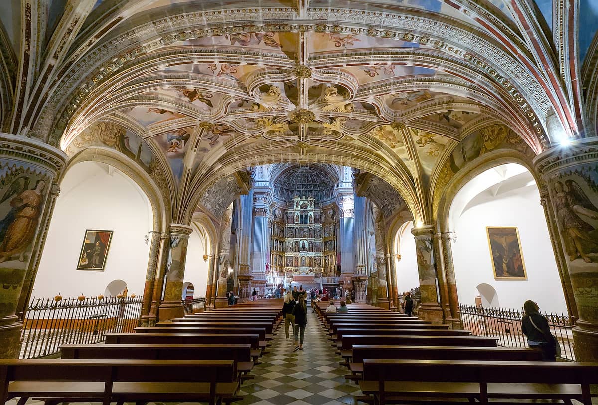 โถงหลักของ Real Monasterio de San Jerónimo ในกรานาดา พร้อมเพดานเรเนซองส์สุดวิจิตร โค้ง ผนังม้านั่ง และแท่นบูชาสลักลวดลายอย่างอลังการ