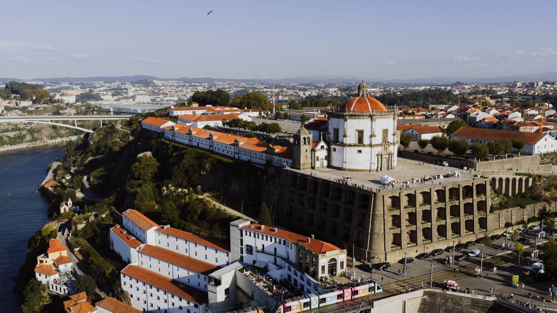 Vista aerea del Monastero di Serra do Pilar arroccato su una collina sopra Vila Nova de Gaia, con un panorama mozzafiato sul fiume Douro e sullo skyline di Porto.