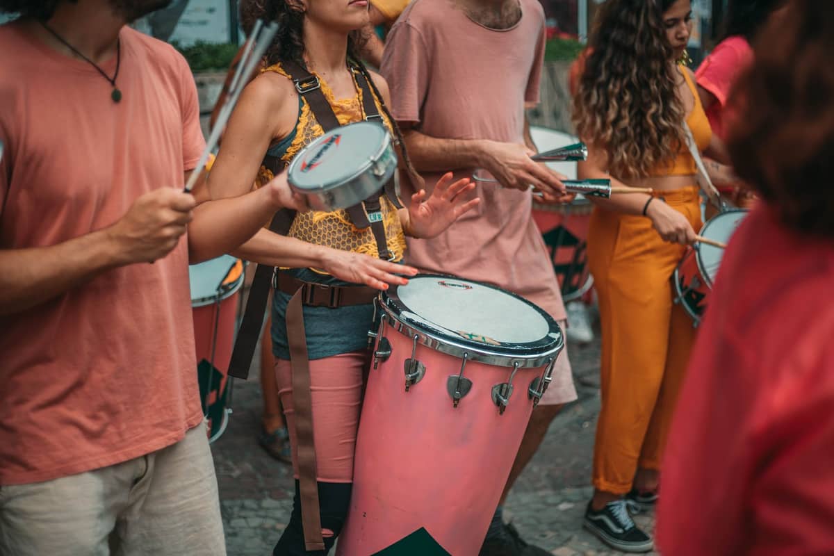 กลุ่มคนกำลังเล่น Candombe กับกลองแบบดั้งเดิมกลางถนนในบรรยากาศเมืองมอนเตวิเดโอ อุรุกวัย