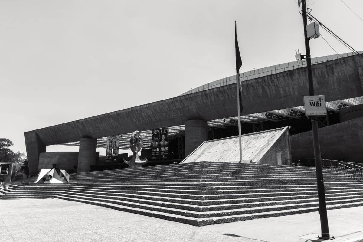 ภาพถ่ายขาวดำของบันไดภายนอกและทางเข้าของ Museo Nacional de Artes Visuales สไตล์โมเดิร์นนิสต์ในมอนเตวิเดโอ