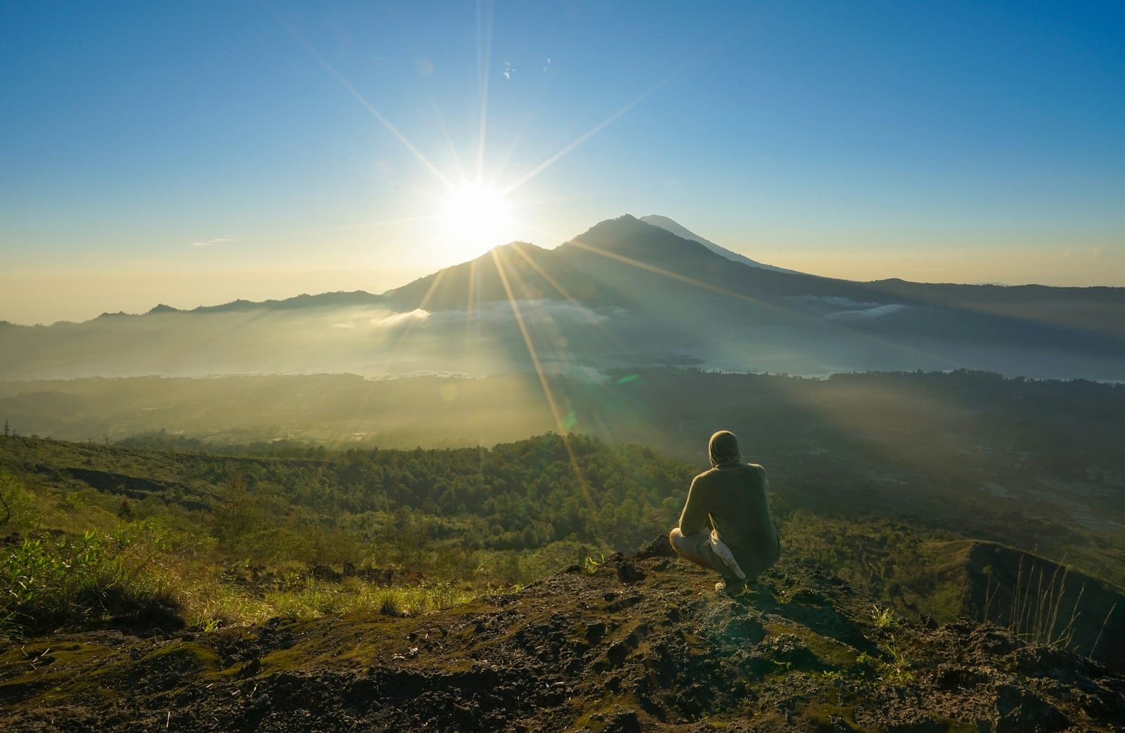 Il Monte Batur a Bali, con la sua panoramica alba sul Lago Batur e il Monte Agung vista dalla vetta vulcanica.