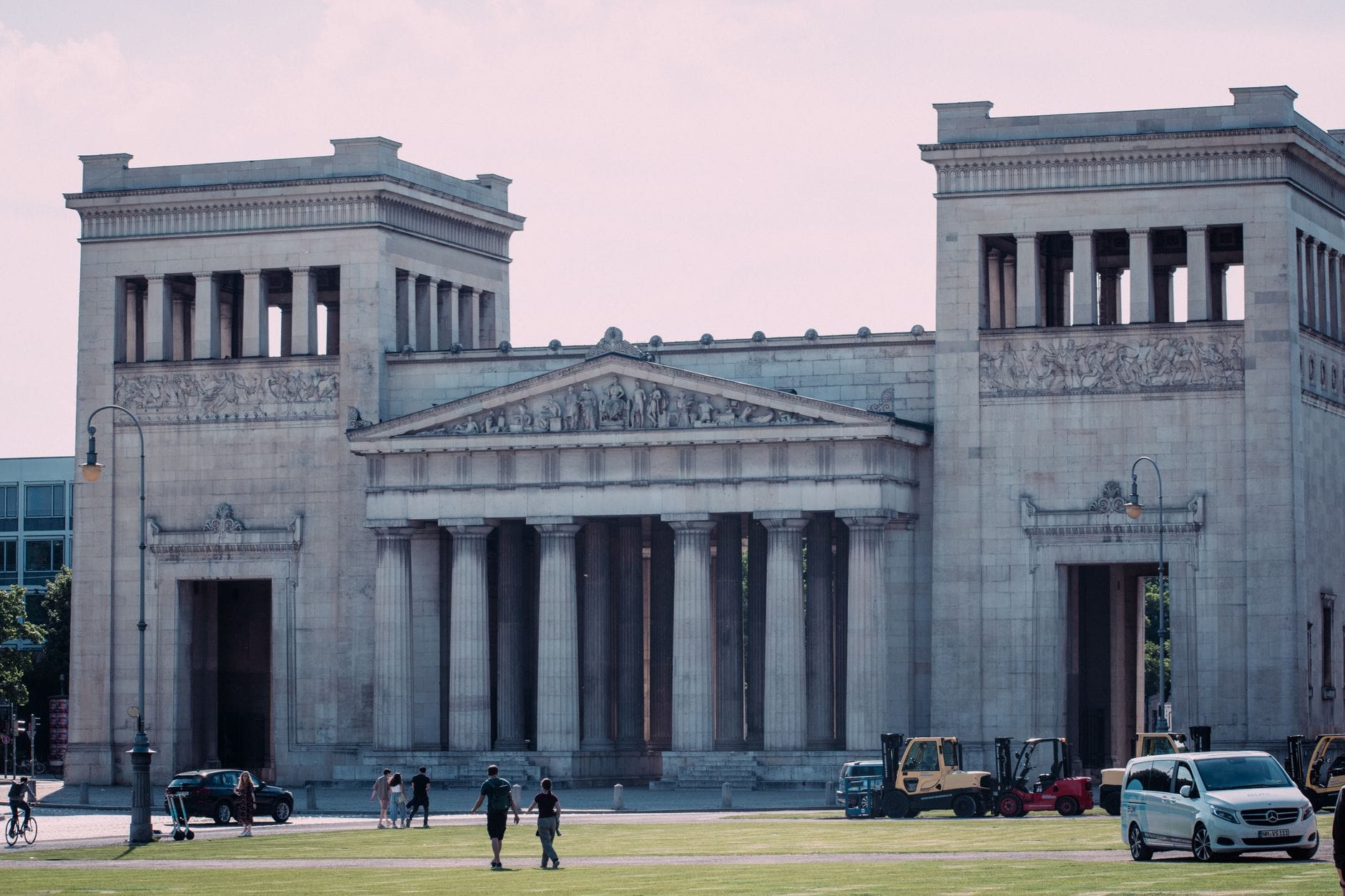 ประตู Propylaea ที่ Königsplatz ในเมืองมิวนิก สถาปัตยกรรมสไตล์นีโอคลาสสิกที่มีความเกี่ยวข้องกับการชุมนุมและเรื่องราวประวัติศาสตร์นาซีในเมืองนี้อย่างมาก