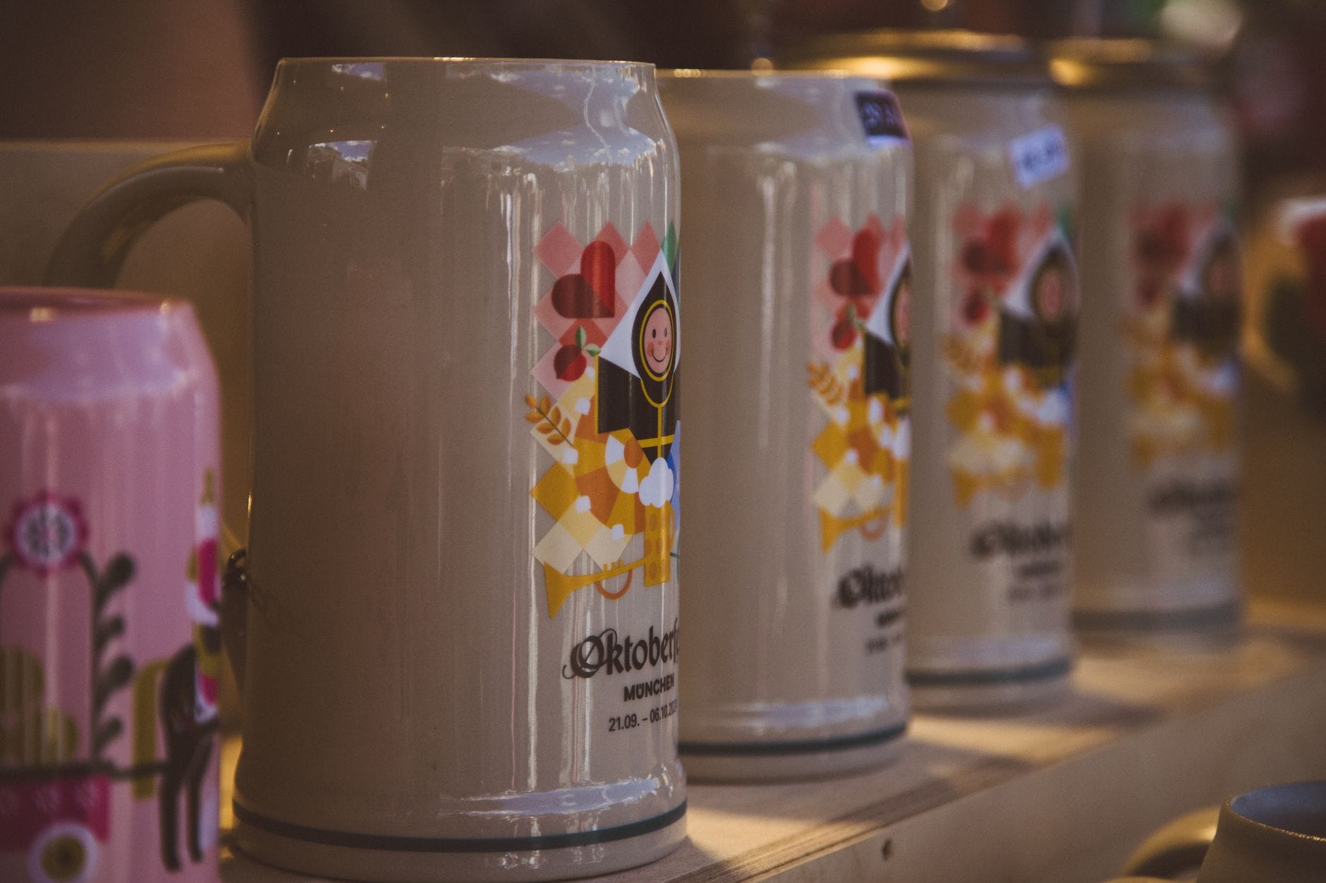 แถวของแก้วเบียร์ Oktoberfest ที่ตกแต่งอย่างสวยงามจัดแสดงอยู่ใน Munich เหมาะเป็นของที่ระลึกแบบบาวาเรียแท้ๆ