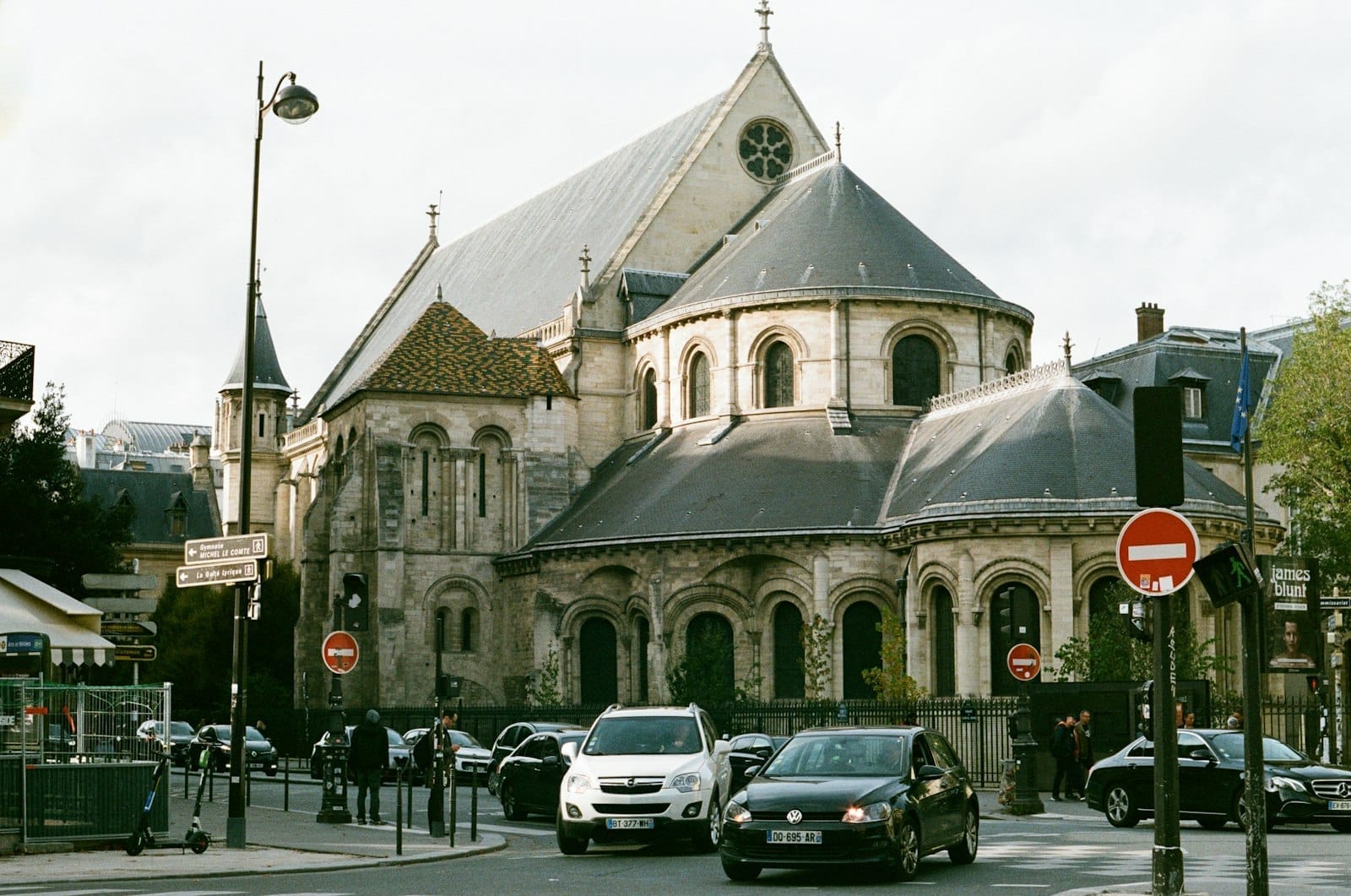 Esterno del Musée des Arts et Métiers, un edificio storico in pietra con finestre ad arco e un tetto grigio spiovente visto da una strada di Parigi.