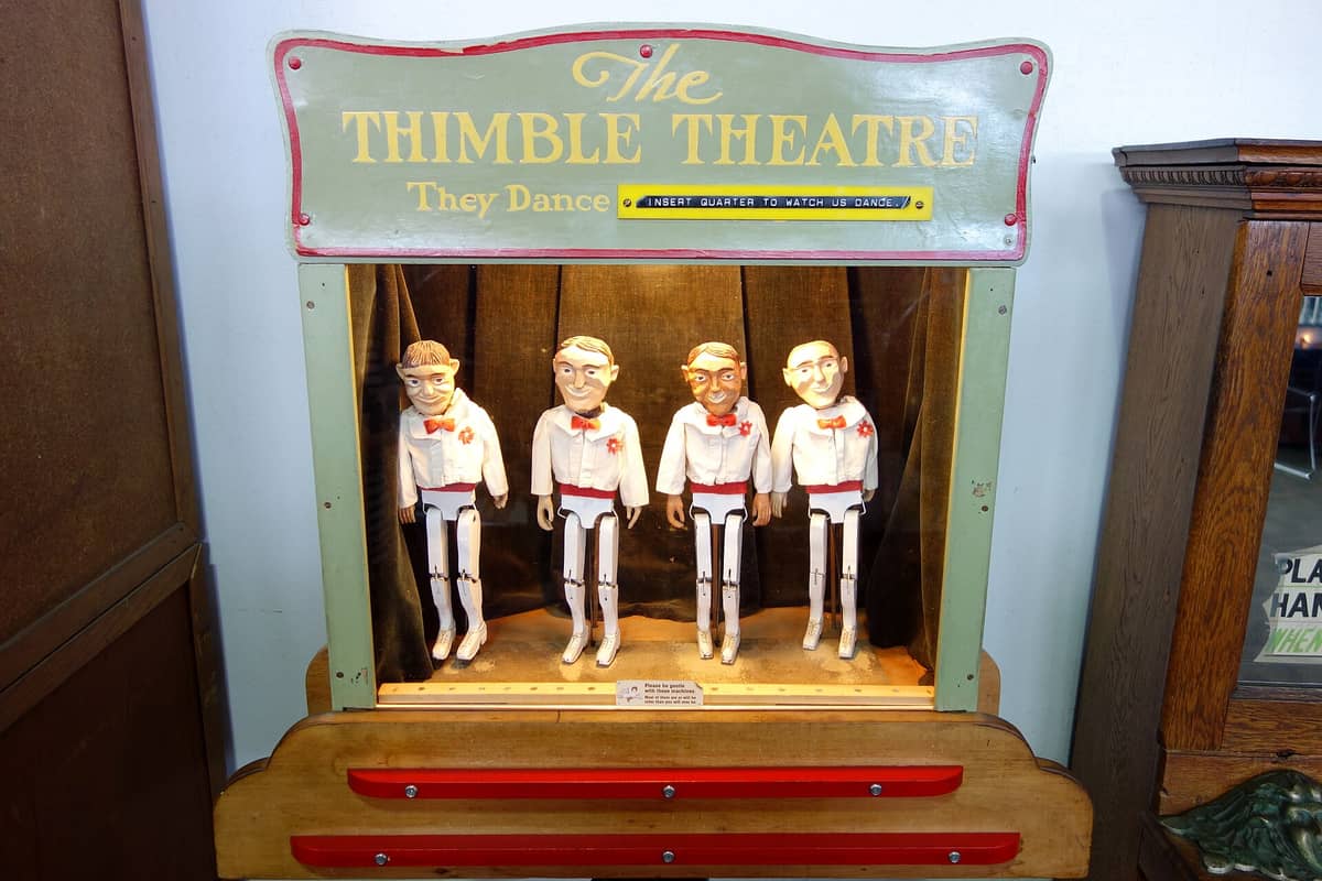 Machine animatronique antique à pièces appelée The Thimble Theatre, avec cinq personnages dansants, exposée au Musée Mécanique de San Francisco.