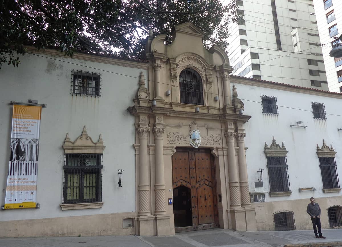 ด้านหน้าคฤหาสน์ของ Museo de Arte Hispanoamericano Isaac Fernández Blanco โดดเด่นด้วยสถาปัตยกรรม Spanish Colonial Revival ประตูไม้ และงานแกะหินตกแต่งวิจิตร