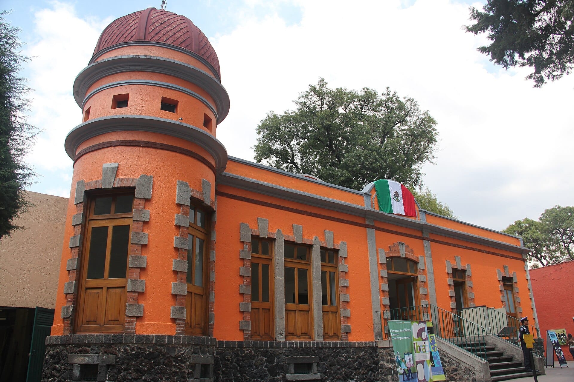 Edificio arancione brillante con dettagli in pietra e una torre rotonda, sede del Museo Nacional de Culturas Populares a Coyoacán, Città del Messico.