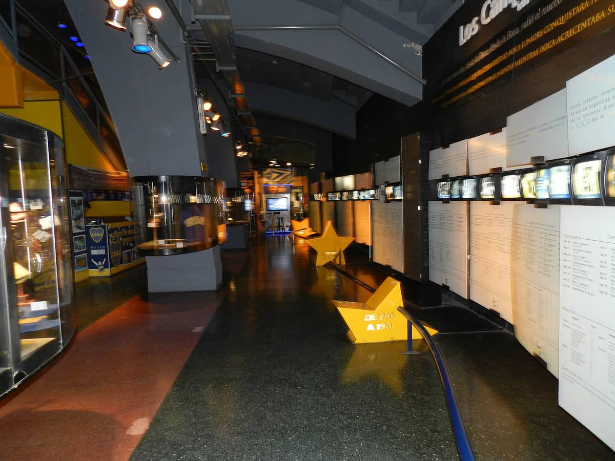 บรรยากาศด้านใน Museo de la Pasión Boquense มีตู้โชว์ของ สโมสร และแกลเลอรีทรงกลมในสนามลา บอมโบเนร่า