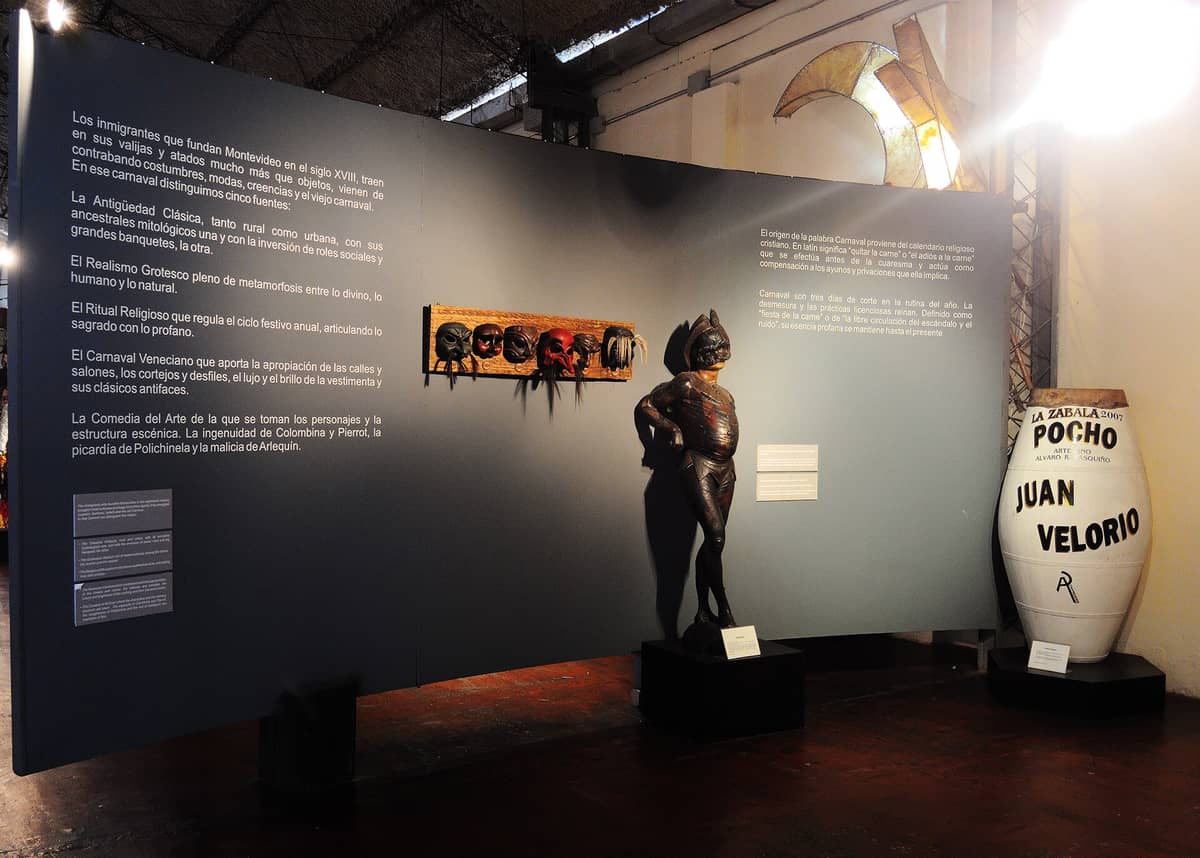 จัดแสดงใน Museo del Carnaval เมืองมอนเตวิเดโอ มีหน้ากากคาร์นิวัล กลอง ข้อความประวัติศาสตร์ และหุ่นโชว์จินตนาการคาร์นิวัล