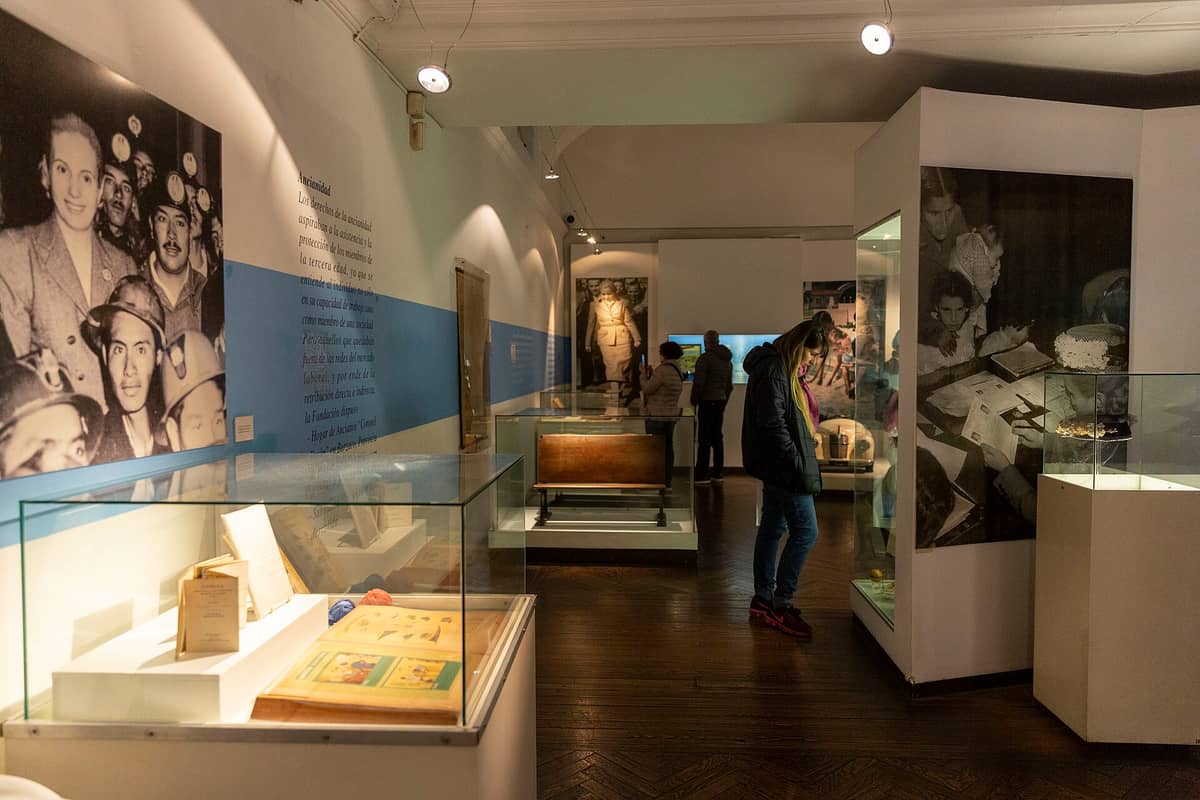 ห้องนิทรรศการภายใน Museo Evita มีผู้เข้าชมเดินดูของเก่า ตู้จัดแสดงเอกสาร และภาพถ่ายขาวดำขนาดใหญ่ของเอวา เปรองบนผนัง