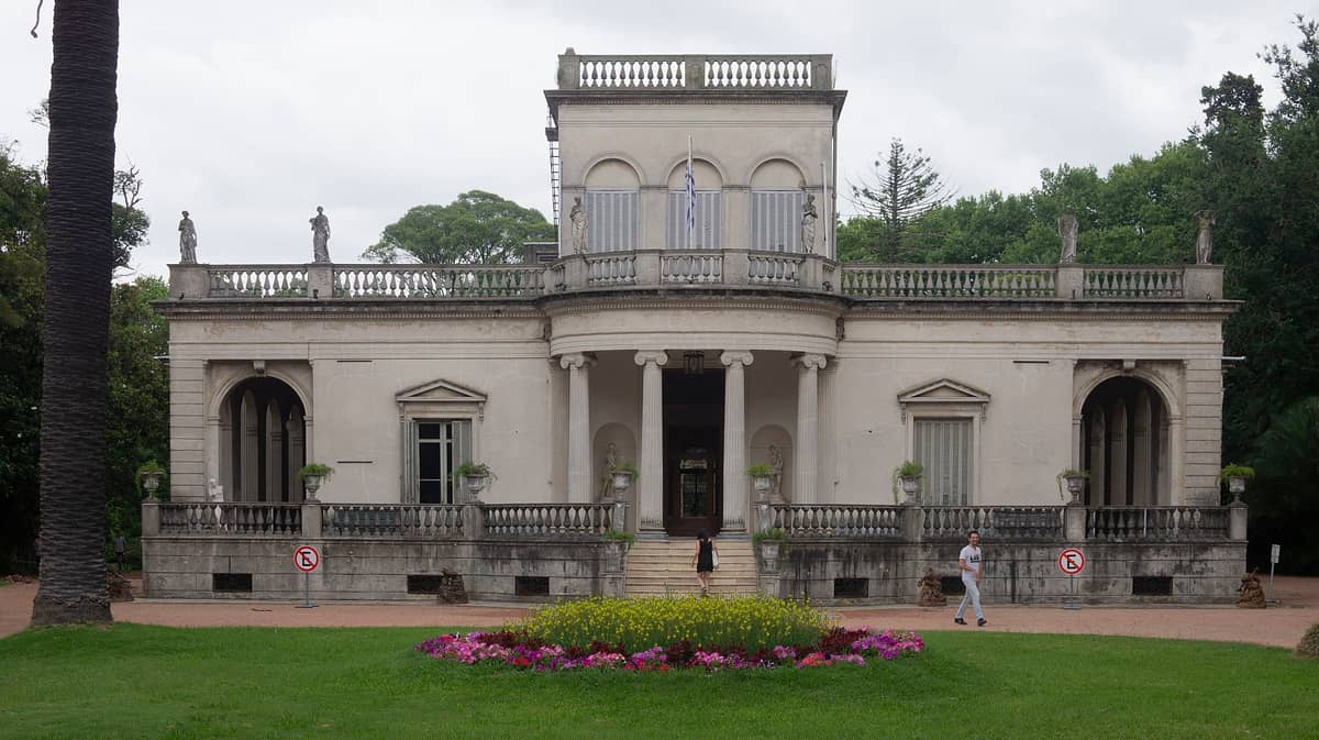 ด้านหน้าวิลล่า Museo Juan Manuel Blanes สไตล์ Palladian เสาพร้อมประติมากรรมและสวนดอกไม้ ย่าน Prado ของมอนเตวิเดโอ