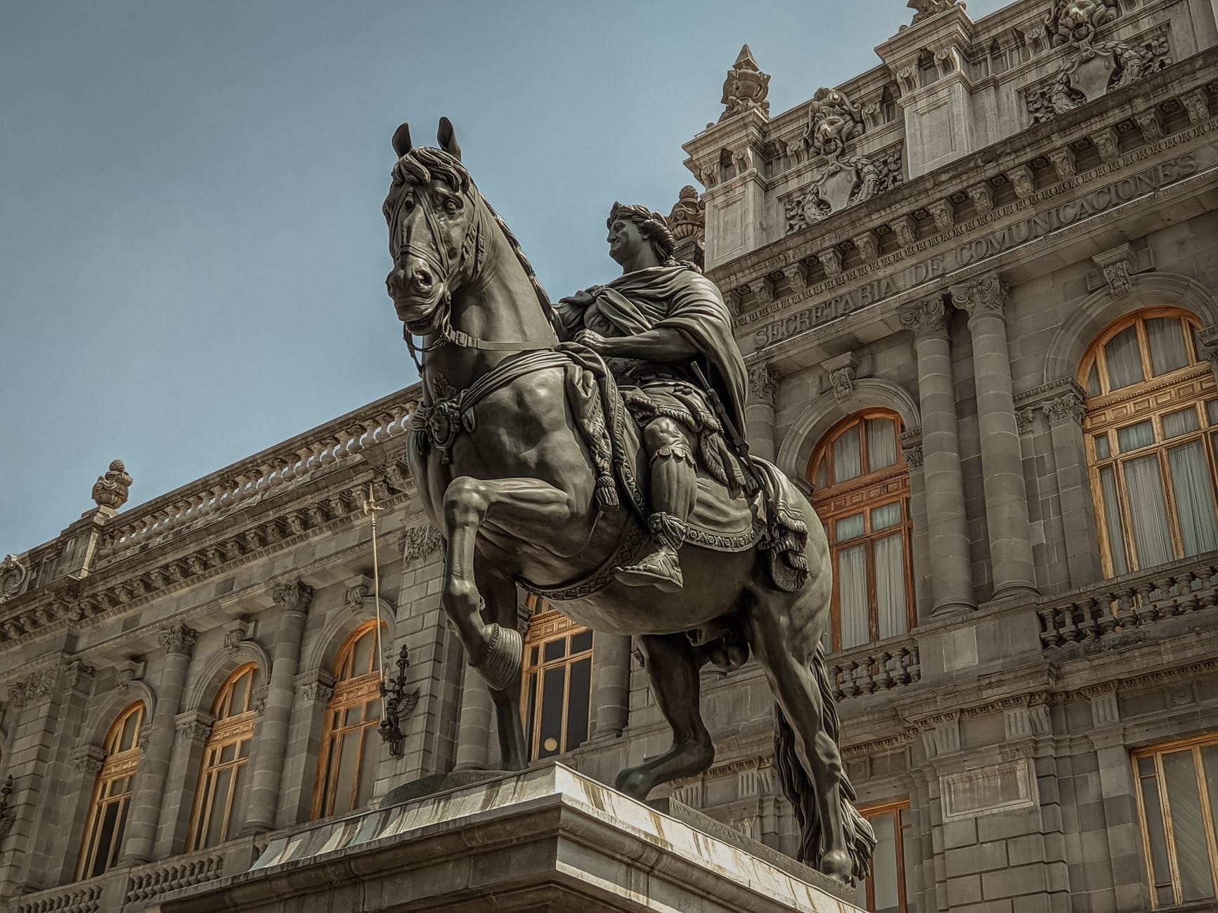 Vista spettacolare della facciata neoclassica del Museo Nacional de Arte con l'iconica statua equestre davanti, sotto un cielo terso a Città del Messico.
