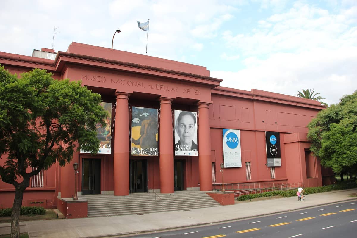 ด้านหน้า Museo Nacional de Bellas Artes ในบัวโนสไอเรส โดดเด่นด้วยอาคารสีแดง เสา ธงแขวน และบันไดทางเข้า