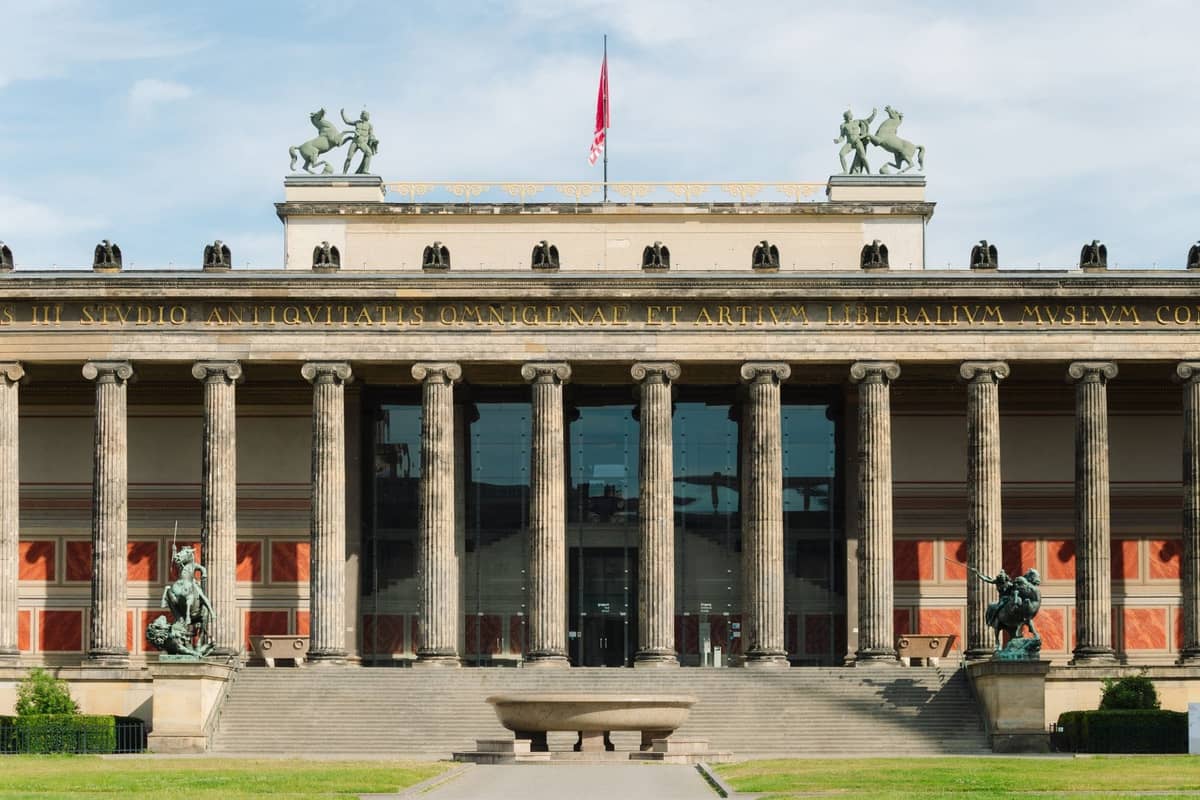 Vista frontal del Altes Museum en Berlín con grandes columnas y estatuas, que representa uno de los cinco museos de la Isla de los Museos.