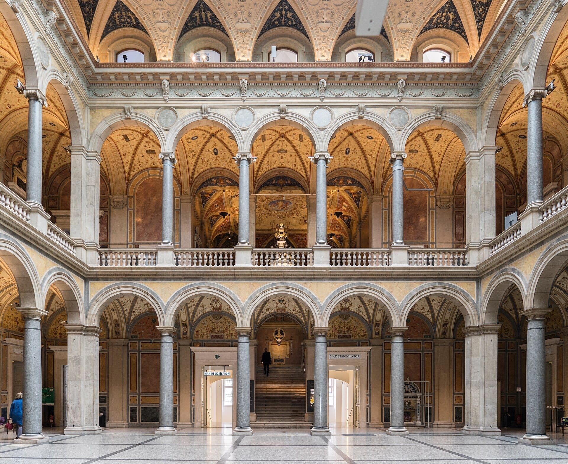 Große Innenhalle des MAK Museum of Applied Arts Vienna mit verzierten Bögen, Marmorsäulen, dekorativen Decken und aufwendigen architektonischen Details.