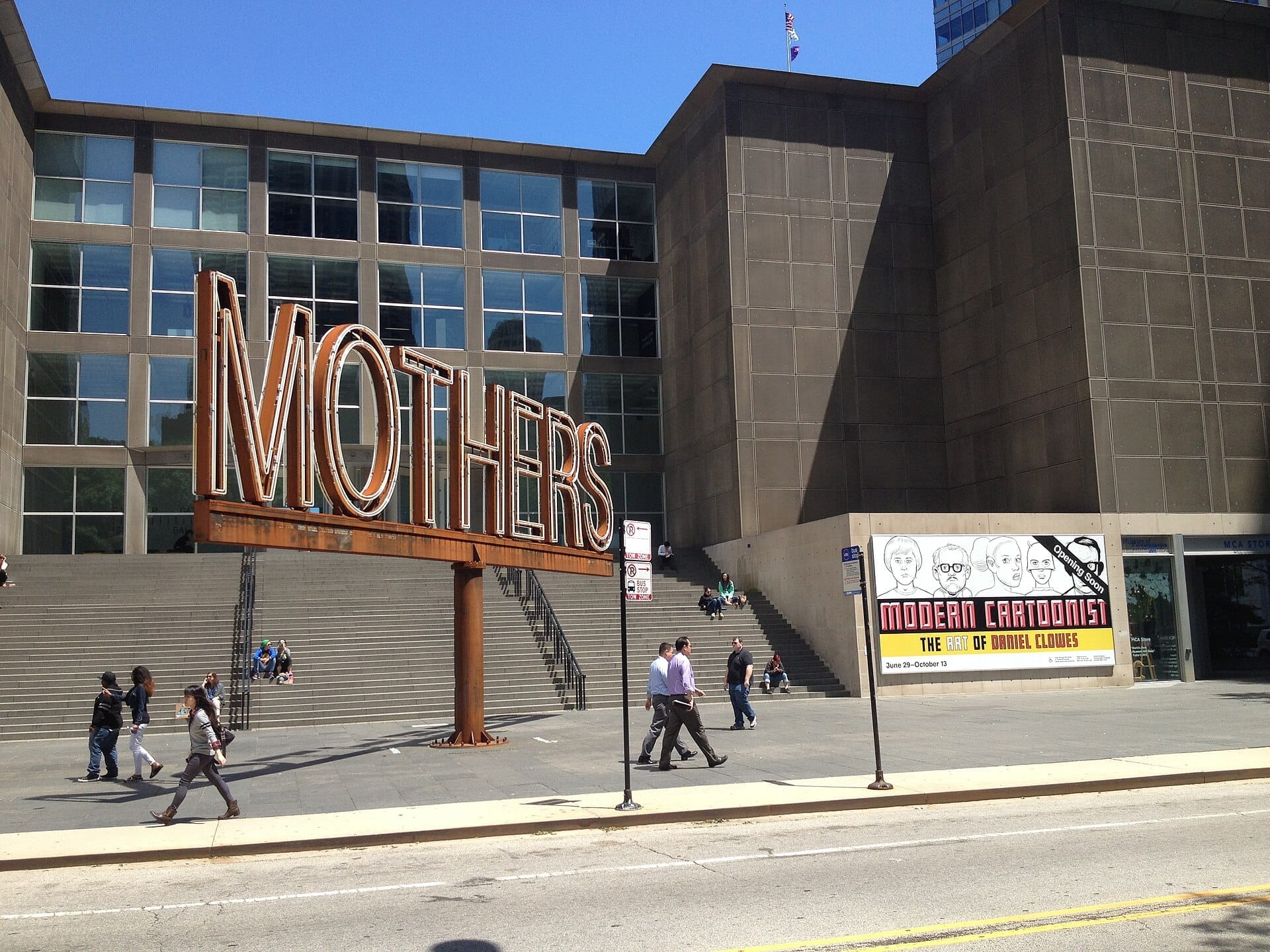 Esterno del Museum of Contemporary Art Chicago con la grande scultura MOTHERS, giornata di sole e persone che camminano vicino ai gradini del museo.