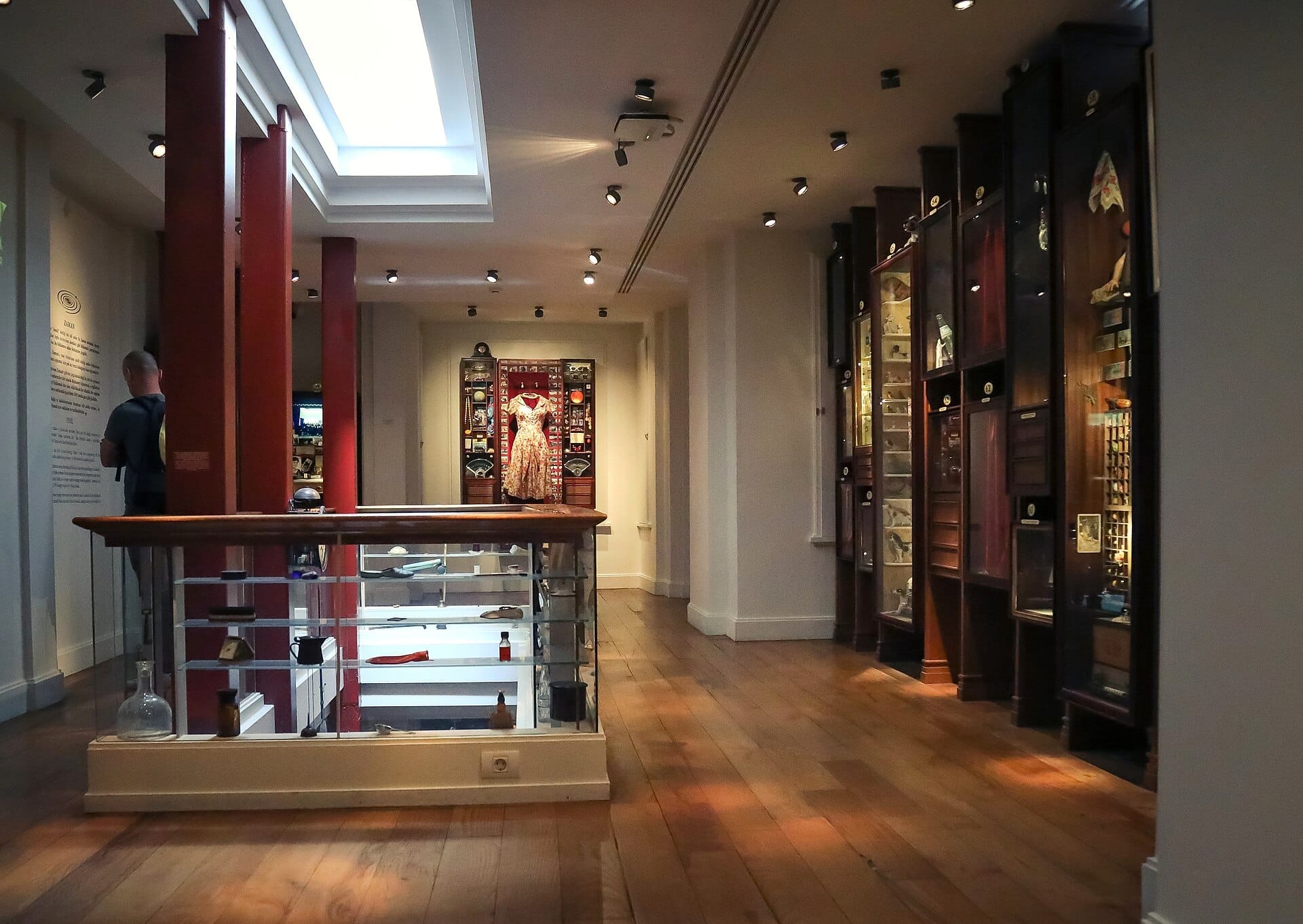 Vista interna del Museum of Innocence, con pavimenti in legno ben illuminati, vetrine in vetro e oggetti turchi d'epoca della vita quotidiana.