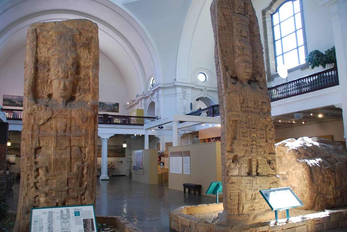บรรยากาศภายใน Museum of Us ที่ Balboa Park มีแท่นศิลาหินโบราณกับเพดานโค้งสูงตระหง่าน