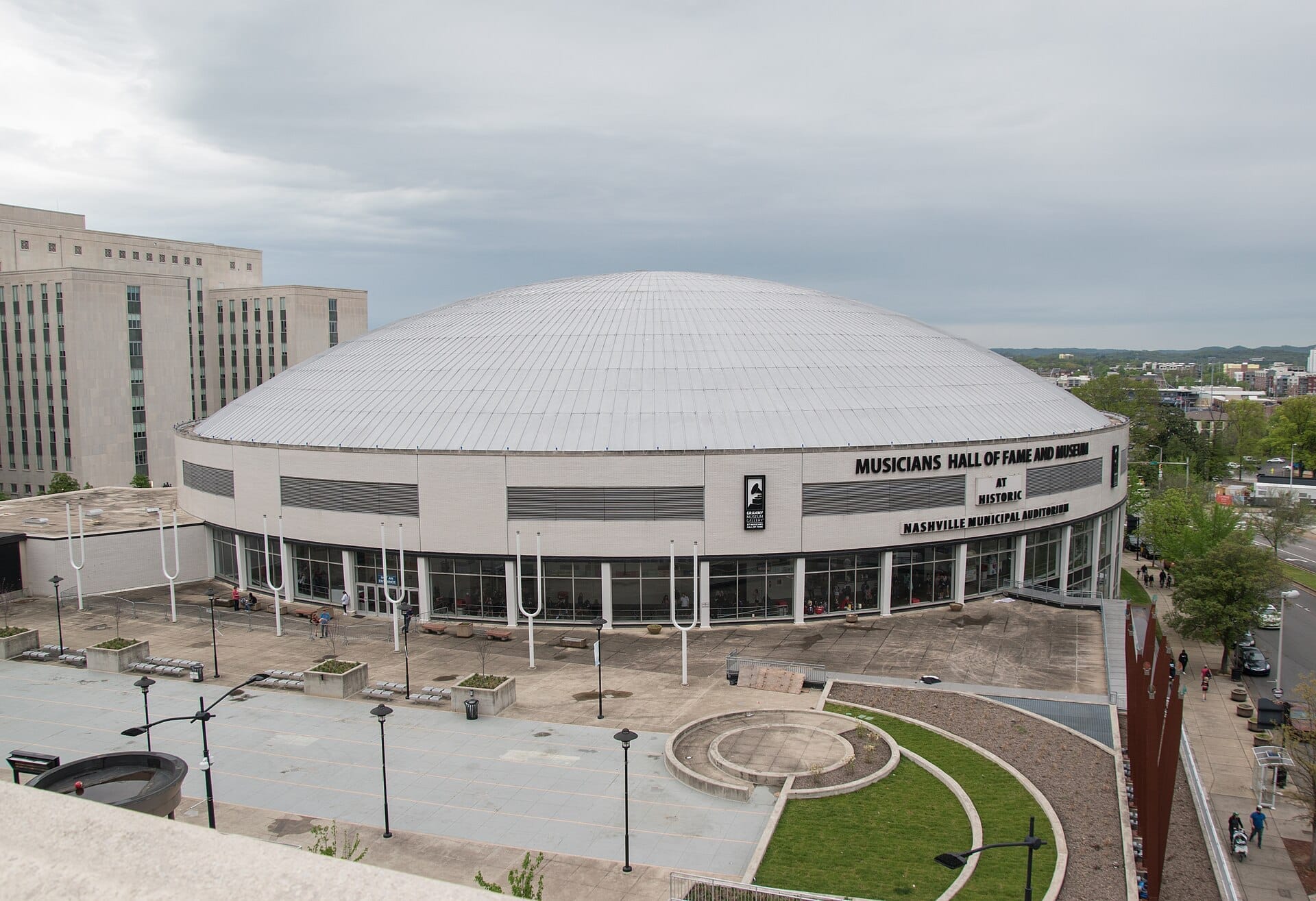 Vista exterior del Musicians Hall of Fame & Museum en el Nashville Municipal Auditorium, con su gran techo abovedado y moderna plaza de concreto.