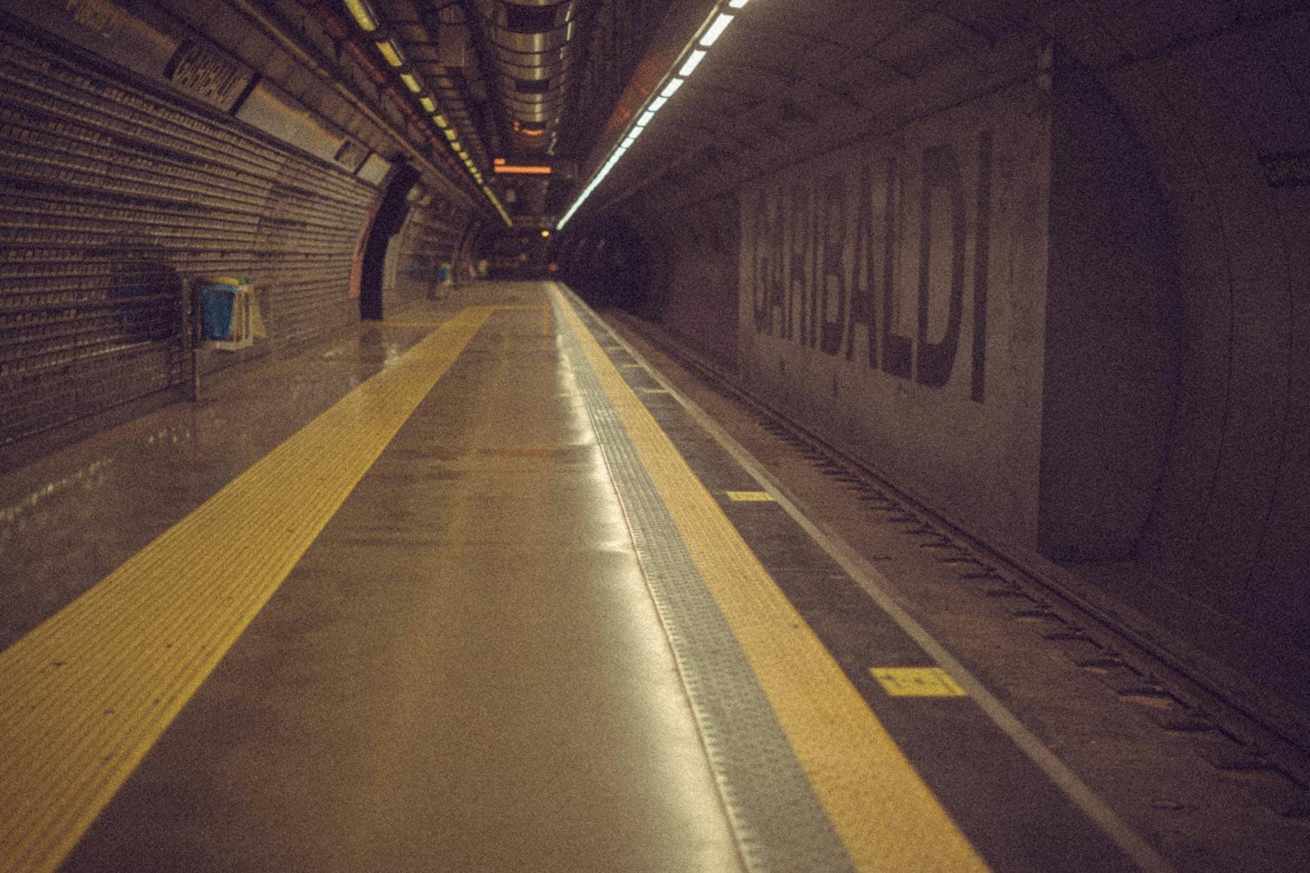 Quai vide de la station de métro Napoli Garibaldi avec le nom 'Garibaldi' sur le mur et aucun train présent.