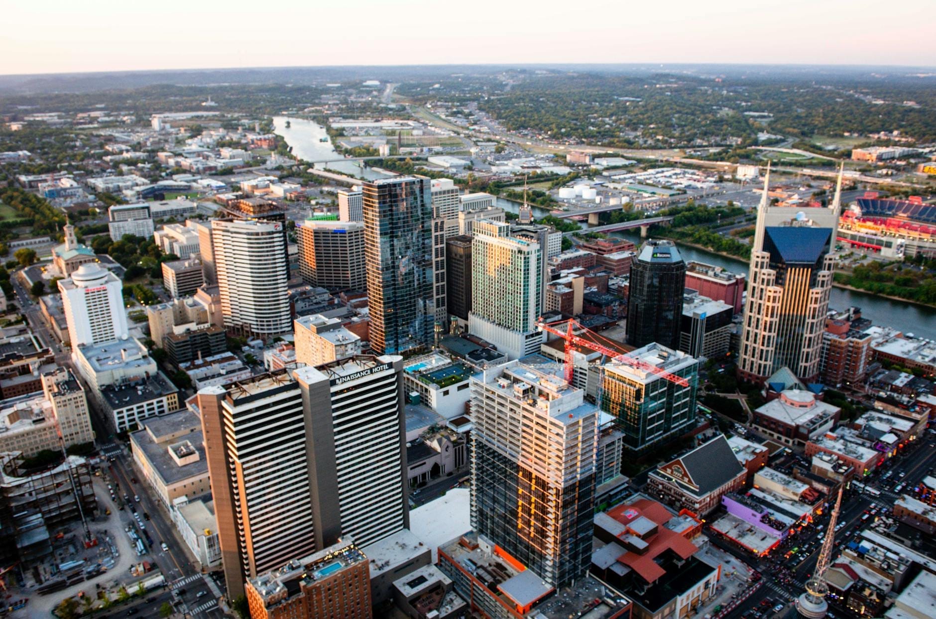 Vista aérea del centro de Nashville con el AT&T Building y el río Cumberland al atardecer.