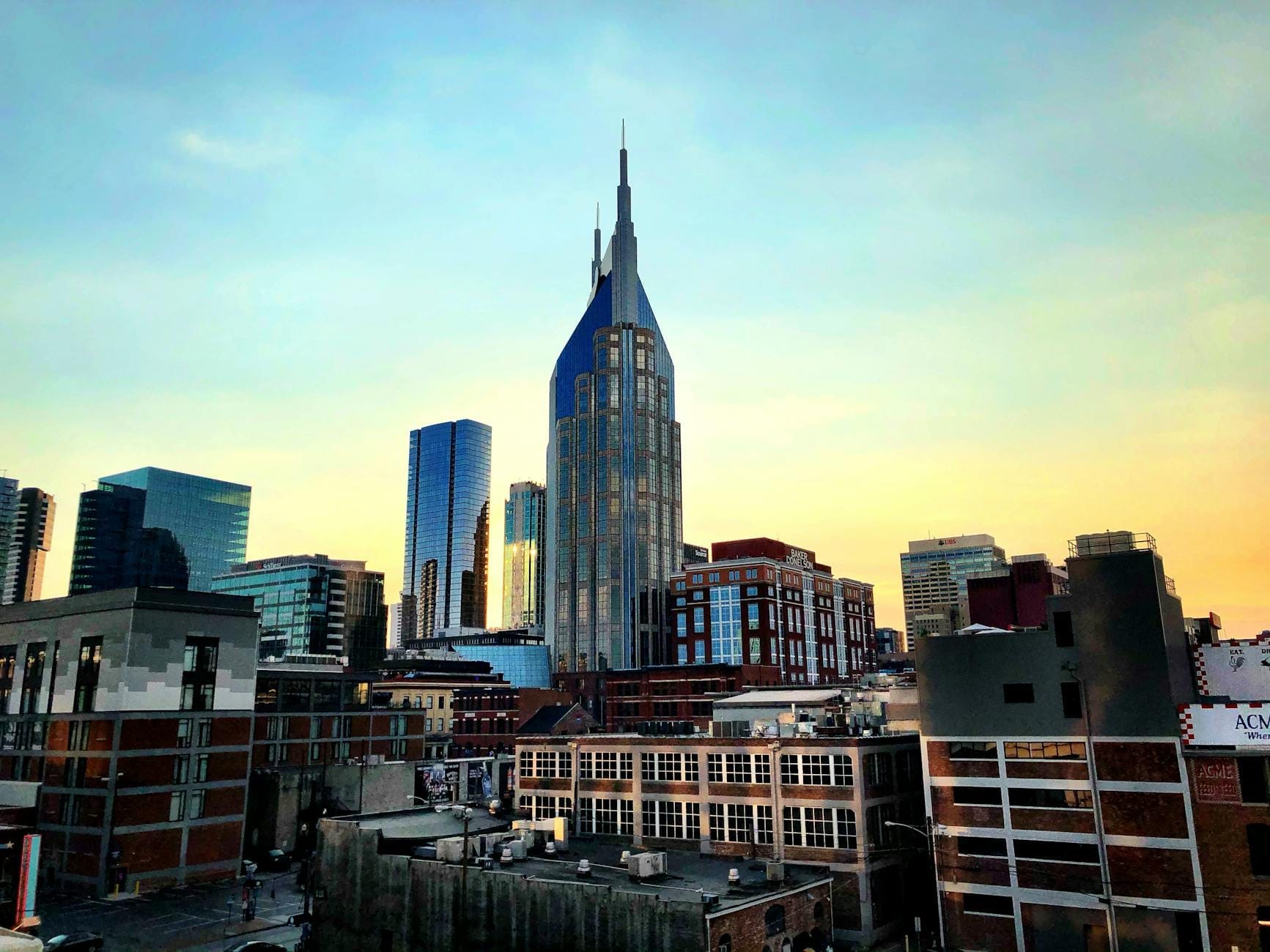 Horizonte de Nashville con edificios icónicos y una mezcla de arquitectura moderna e histórica al atardecer.