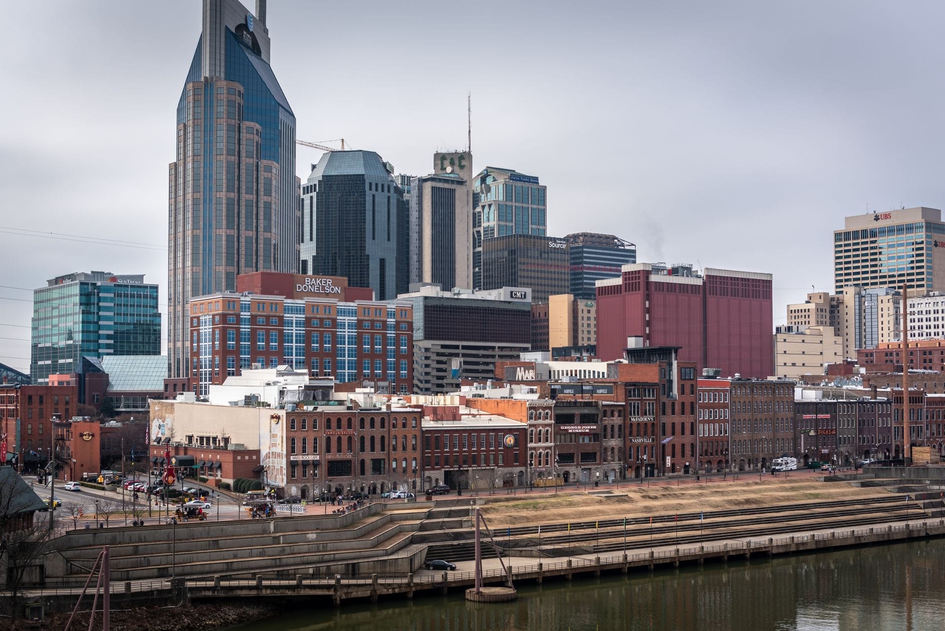 Horizonte del centro de Nashville con históricos edificios de ladrillo a lo largo del paseo fluvial y el icónico AT&T Building a la vista.