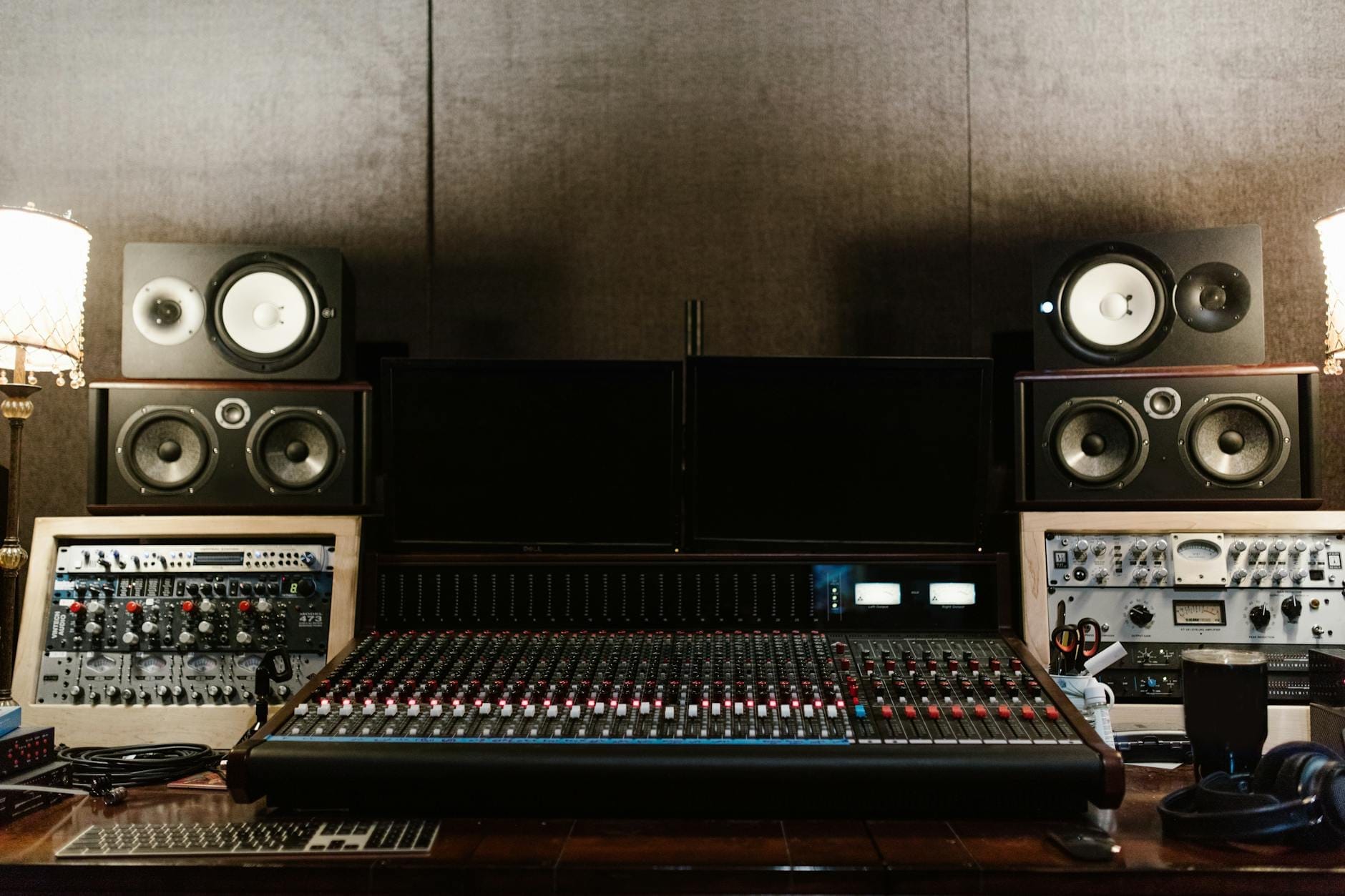 Estudio de grabación musical profesional con una gran consola de mezclas, altavoces y equipo, típico de Music Row en Nashville.