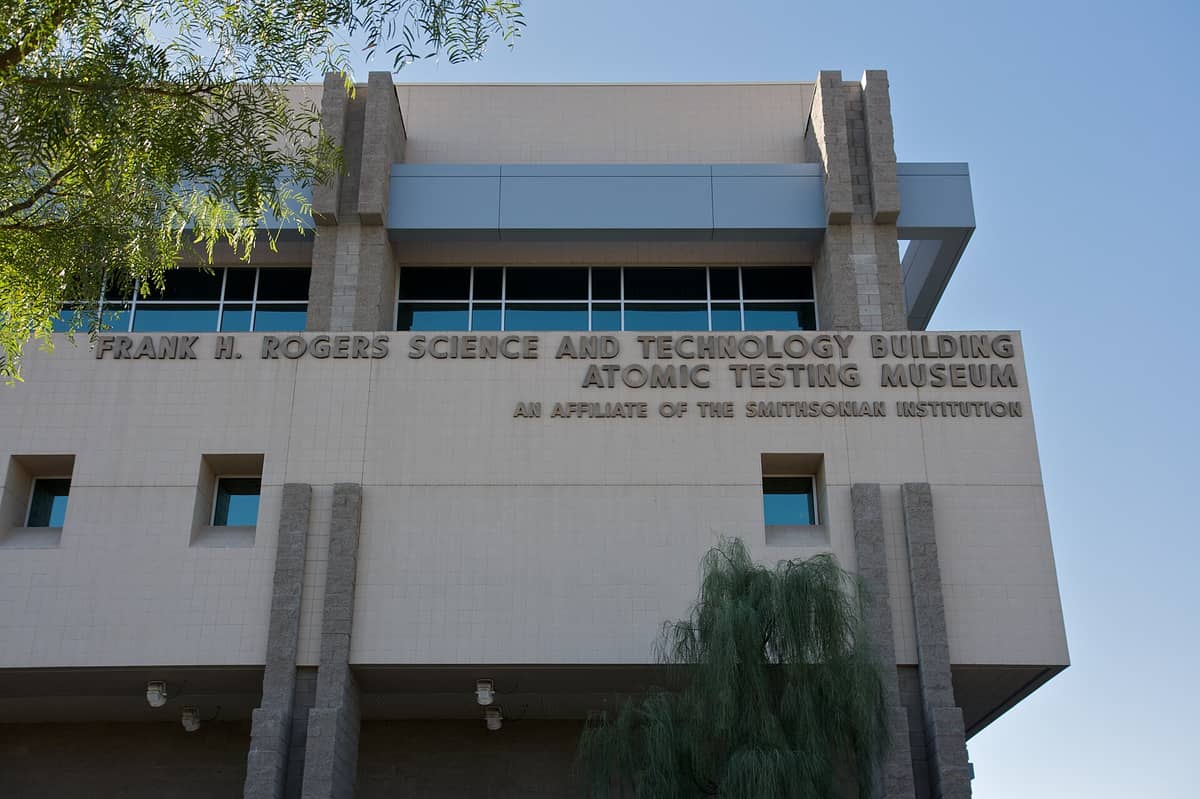 Façade extérieure du National Atomic Testing Museum à Las Vegas, avec l'enseigne du bâtiment et les détails architecturaux modernes sous un ciel dégagé.