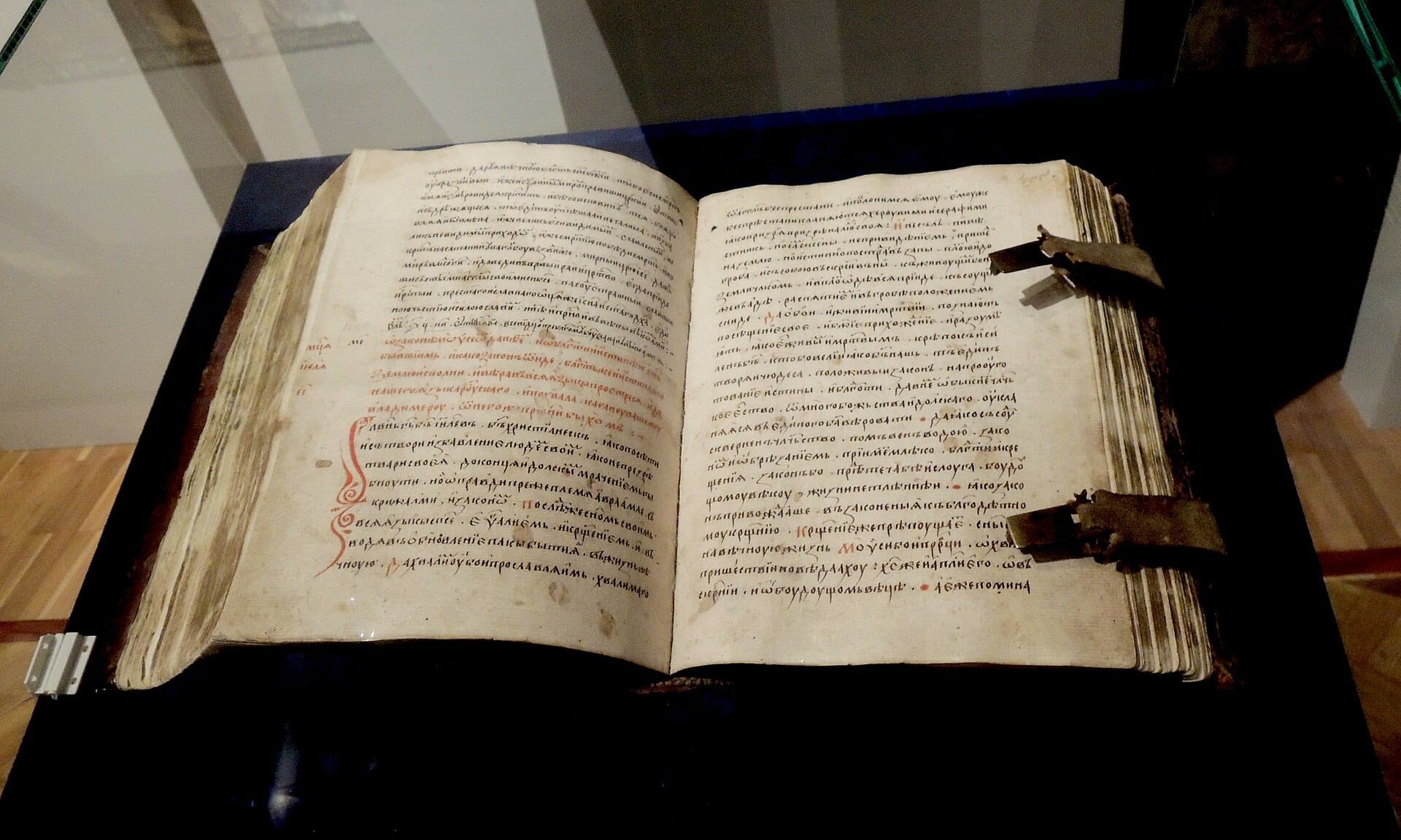 Altes handgeschriebenes Manuskript mit Metallschließen unter Glas in der National Gallery im Schwarzenberg Palais, Prag.