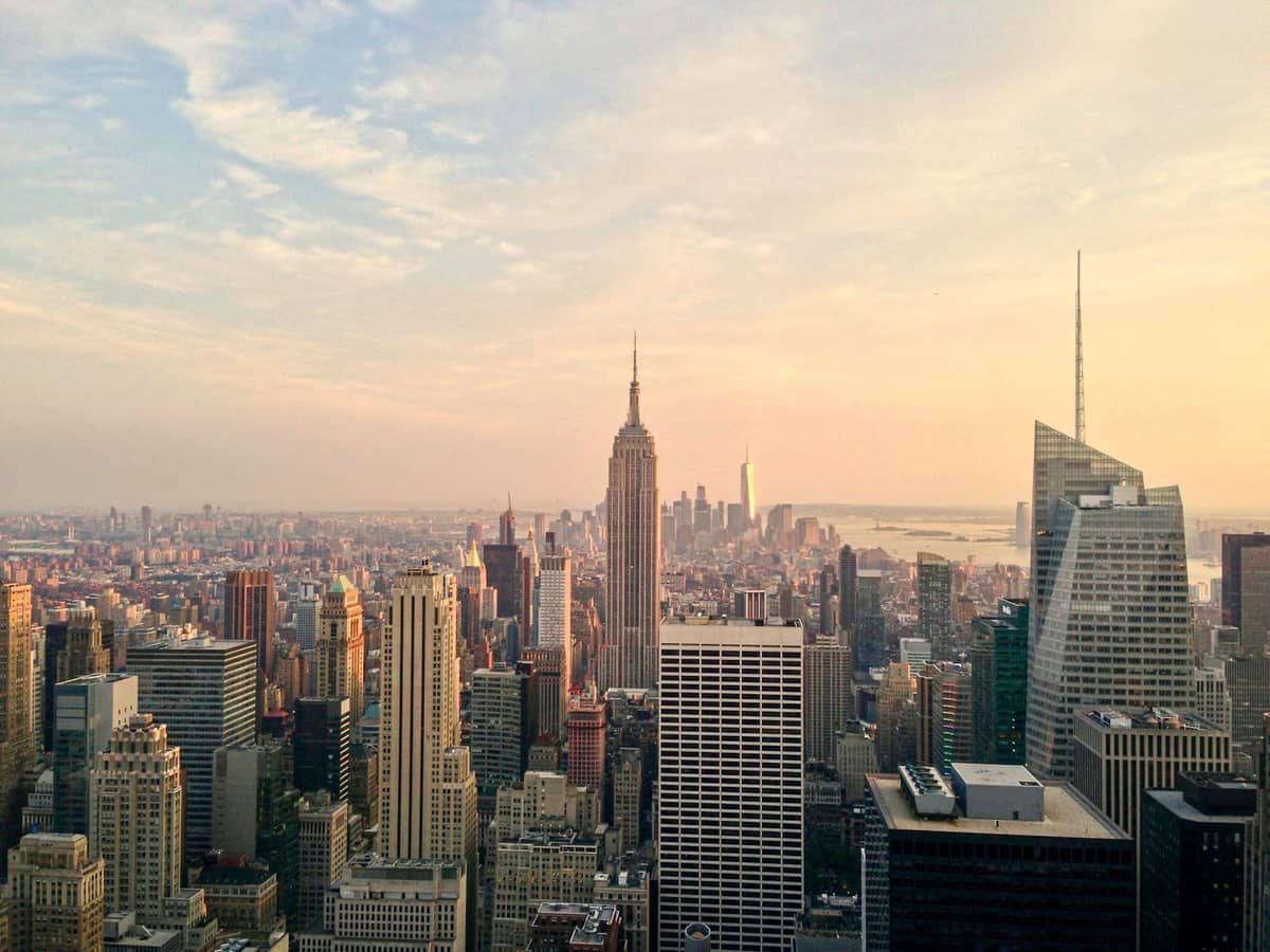 วิวสูงของเส้นขอบฟ้า Midtown Manhattan ยามพระอาทิตย์ตก พร้อม Empire State Building และตึกระฟ้าใต้ท้องฟ้าหลากสี
