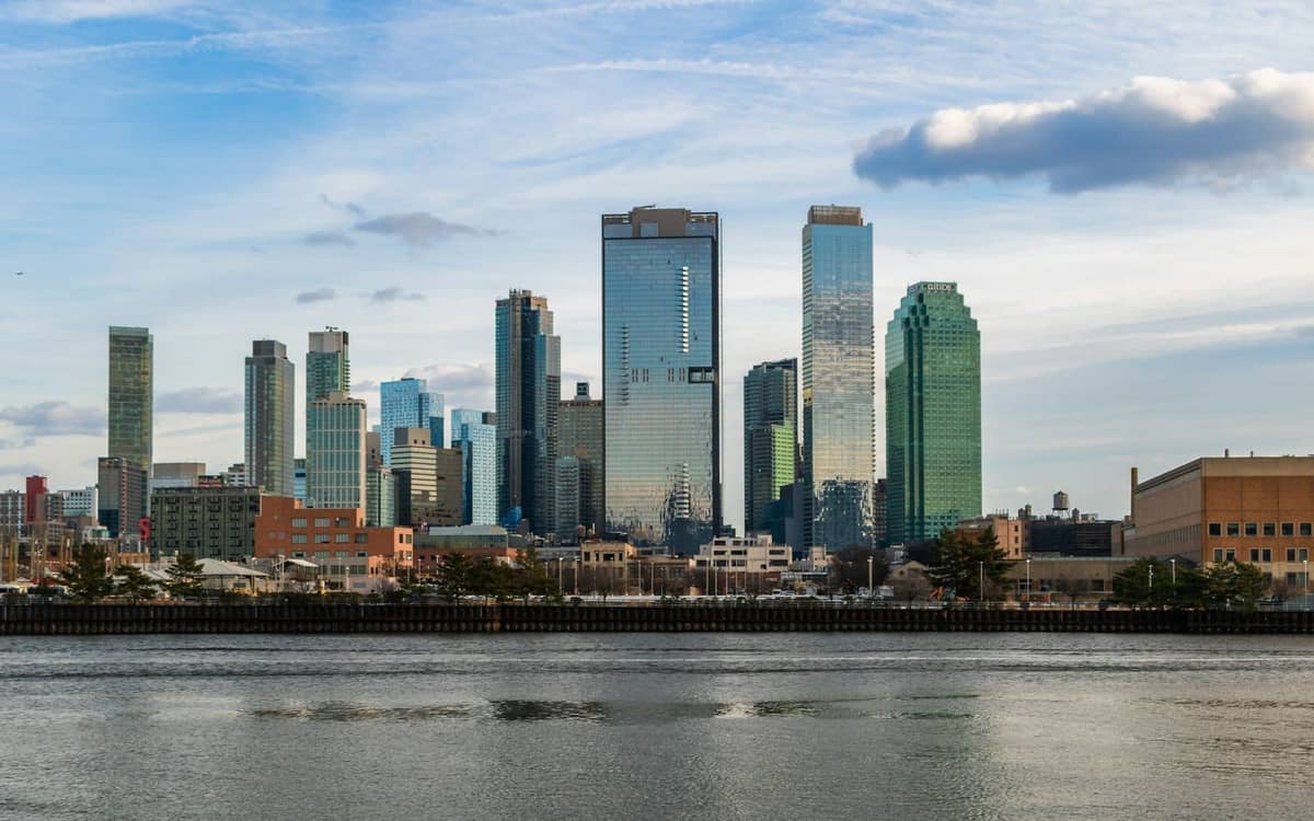 วิวกลางวันของเส้นขอบฟ้า Long Island City พร้อมตึกระฟ้าสมัยใหม่ฝั่งตรงข้ามแม่น้ำจาก Manhattan ใน New York City