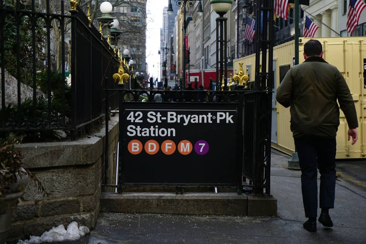 ทางเข้าสถานีรถไฟใต้ดิน 42 St-Bryant Park ในนิวยอร์กซิตี้ พร้อมบุคคลที่กำลังเดินอยู่บนทางเท้า