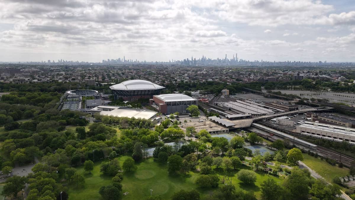 Luftaufnahme des USTA Billie Jean King National Tennis Center mit dem Arthur Ashe Stadium, umgeben vom Flushing Meadows–Corona Park in Queens, New York City.