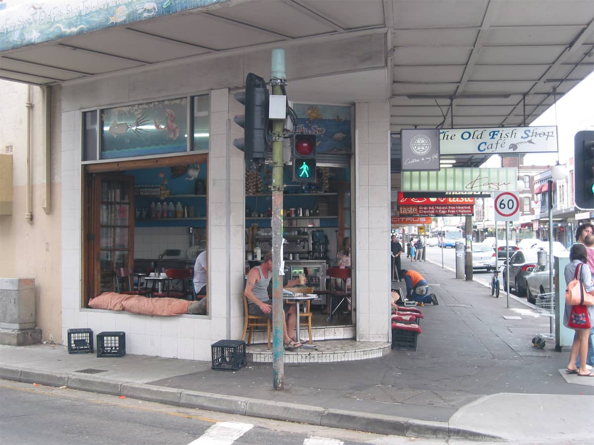 บรรยากาศคาเฟ่และถนน King Street ในนิวทาวน์ ซิดนีย์ ผู้คนกำลังนั่งด้านนอก เดินผ่านร้านค้าอิสระ