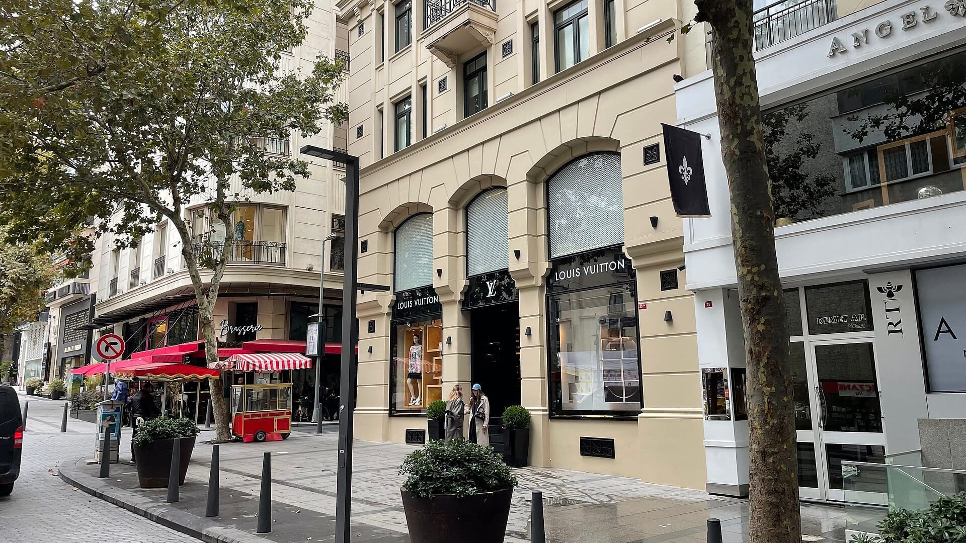 วิวถนนในย่าน Nişantaşı ใน Şişli กรุงอิสตันบูล ซึ่งมีบูติกชั้นสูง ร้าน Louis Vuitton และผู้คนเดินบนทางเท้าที่มีต้นไม้เรียงราย