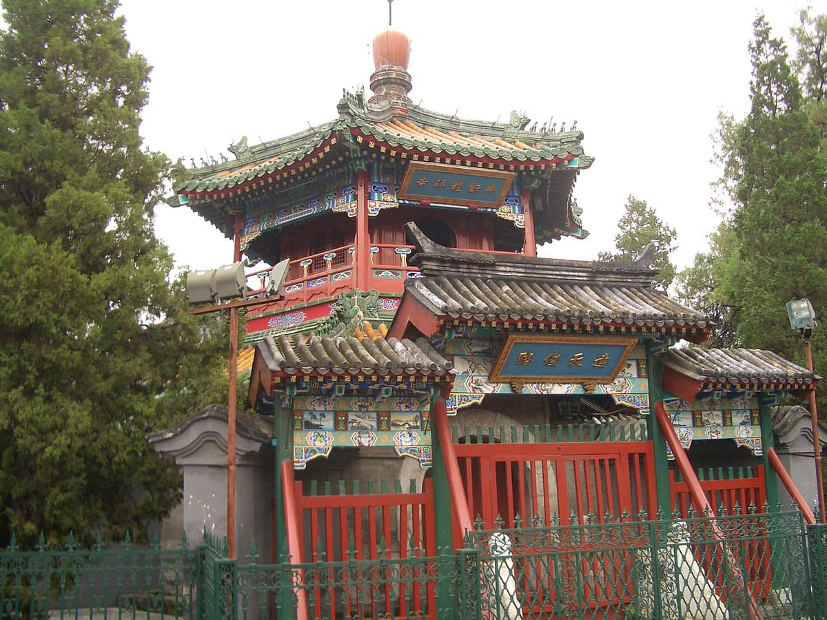 Hauptgebetshalle und Minarett der Niujie-Moschee in Peking mit chinesischem Dachstil, lebhaften Dachvorsprüngen und der architektonischen Verbindung islamischer und chinesischer Elemente.