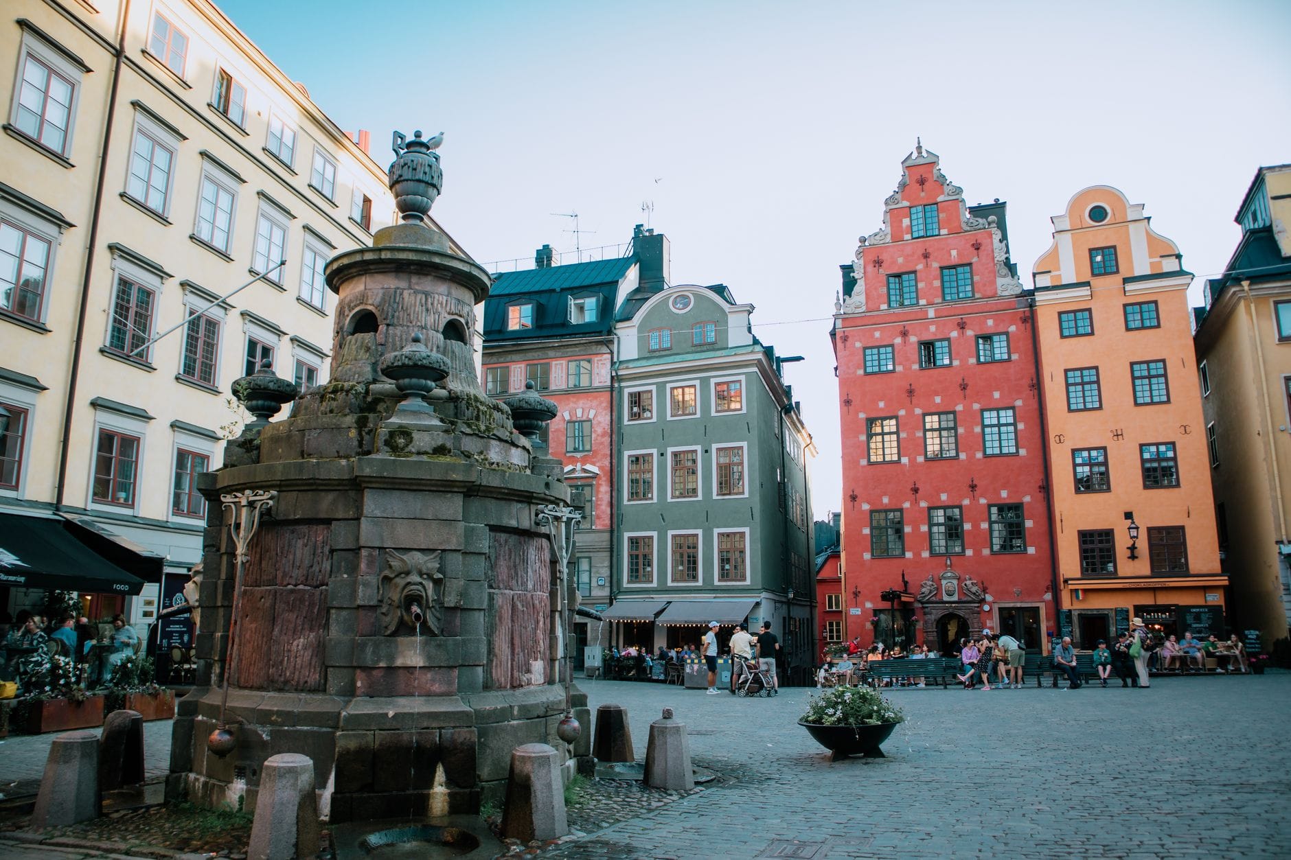 จัตุรัส Stortorget ใน Gamla Stan กรุงสตอกโฮล์ม พร้อมน้ำพุประวัติศาสตร์และอาคารสีสันสดใส บรรยากาศของ Nobel Prize Museum