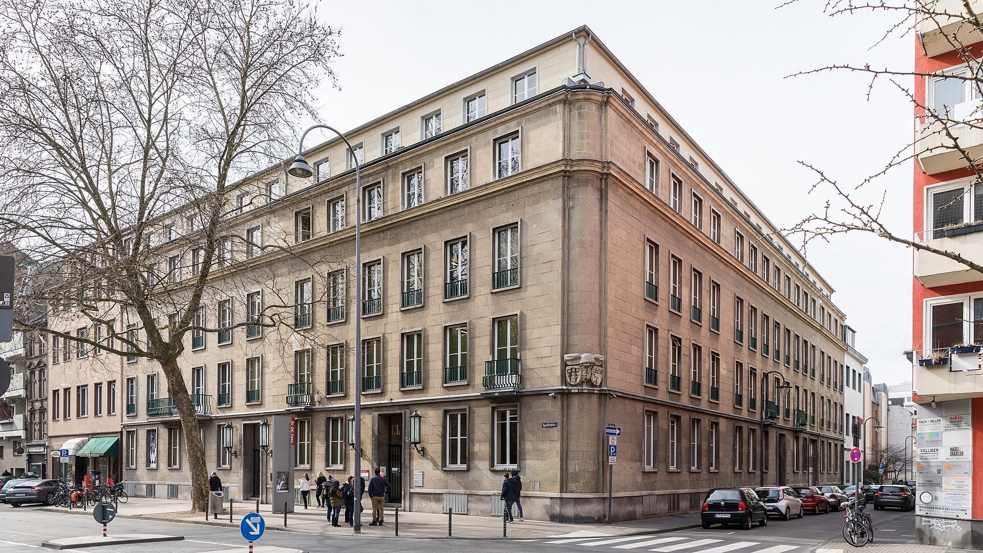 มุมมองด้านนอกของศูนย์เอกสาร NS (EL-DE Haus) ในเมือง Cologne อาคารหินขนาดใหญ่ตั้งอยู่บนมุมถนนในเมืองช่วงกลางวัน