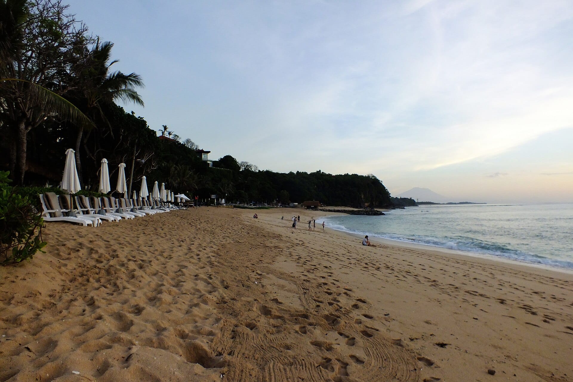 La Spiaggia di Nusa Dua incorniciata da resort di lusso e barriera corallina offshore al mattino presto