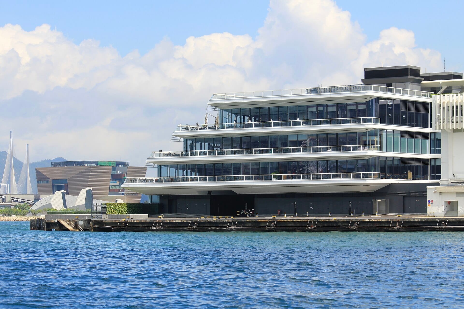 La famosa struttura dell'Ocean Terminal affacciata sull'acqua per viste sulla città a Tsim Sha Tsui, Kowloon