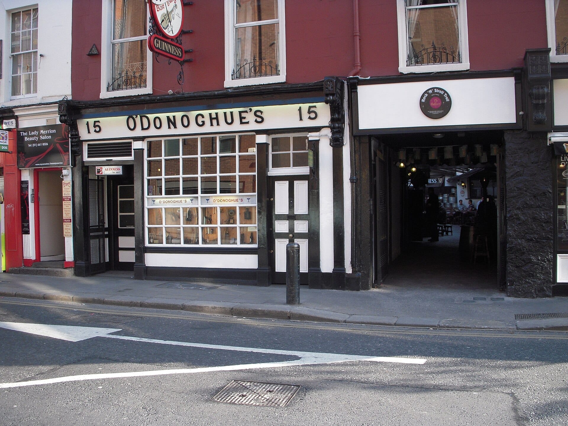 Vista stradale del O'Donoghue's Pub a Dublino, con la sua classica facciata in bianco e nero e le grandi finestre sul fronte in Merrion Row.