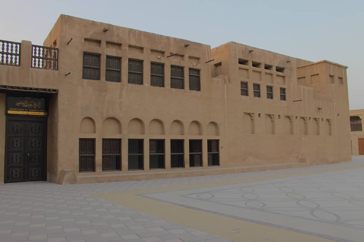 Fassade des Sheikh Saeed Al Maktoum House im Shindagha-Viertel in Dubai, mit traditioneller Architektur und einem großen gemusterten Innenhof.