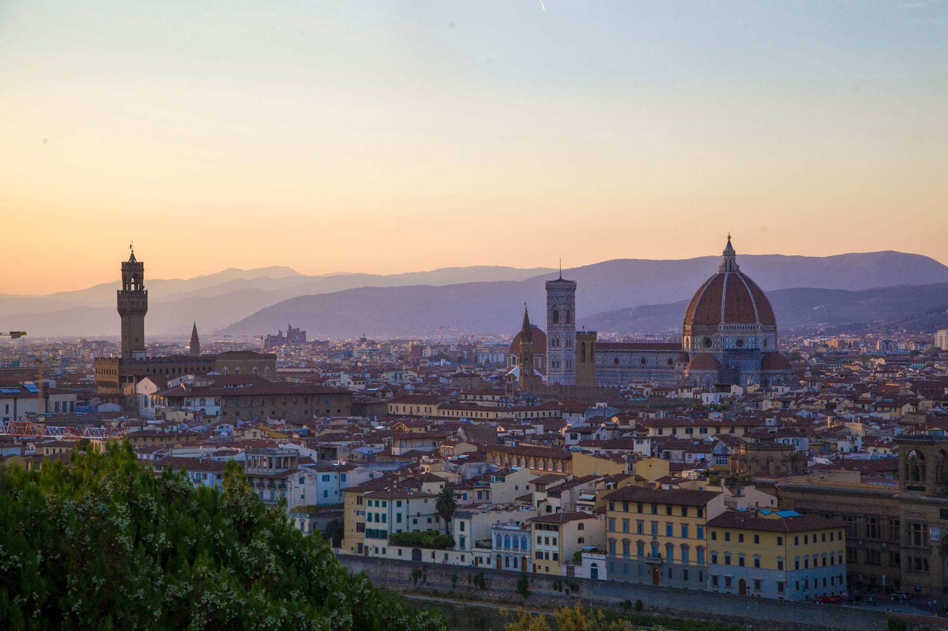 วิวพระอาทิตย์ตกจาก Piazzale Michelangelo มองเห็น Florence พร้อมโดม Brunelleschi, Palazzo Vecchio และหลังคาเมืองในแสงสีทอง