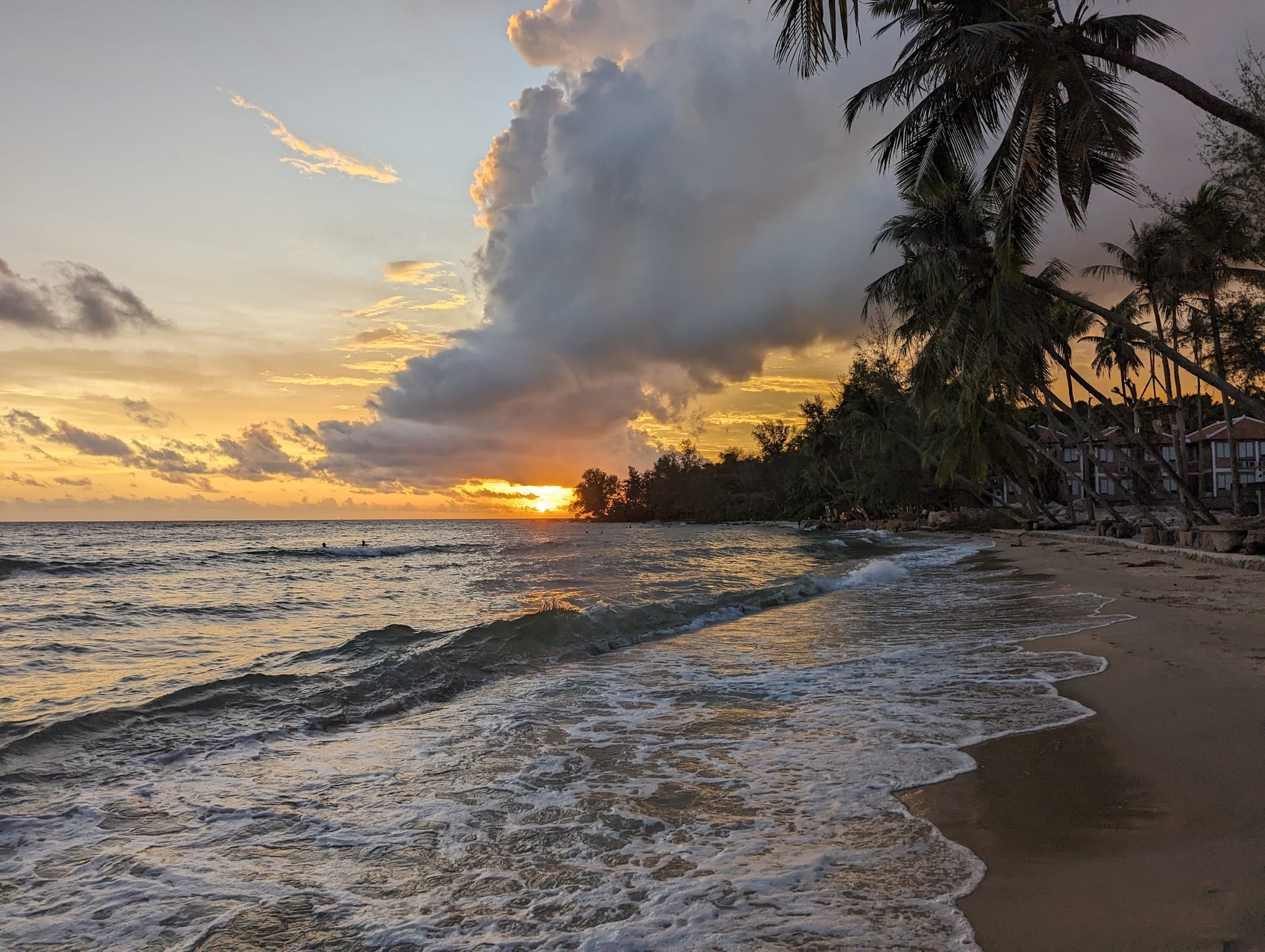 Ong Lang Beach al tramonto con palme, onde dolci e luce dorata lungo la riva